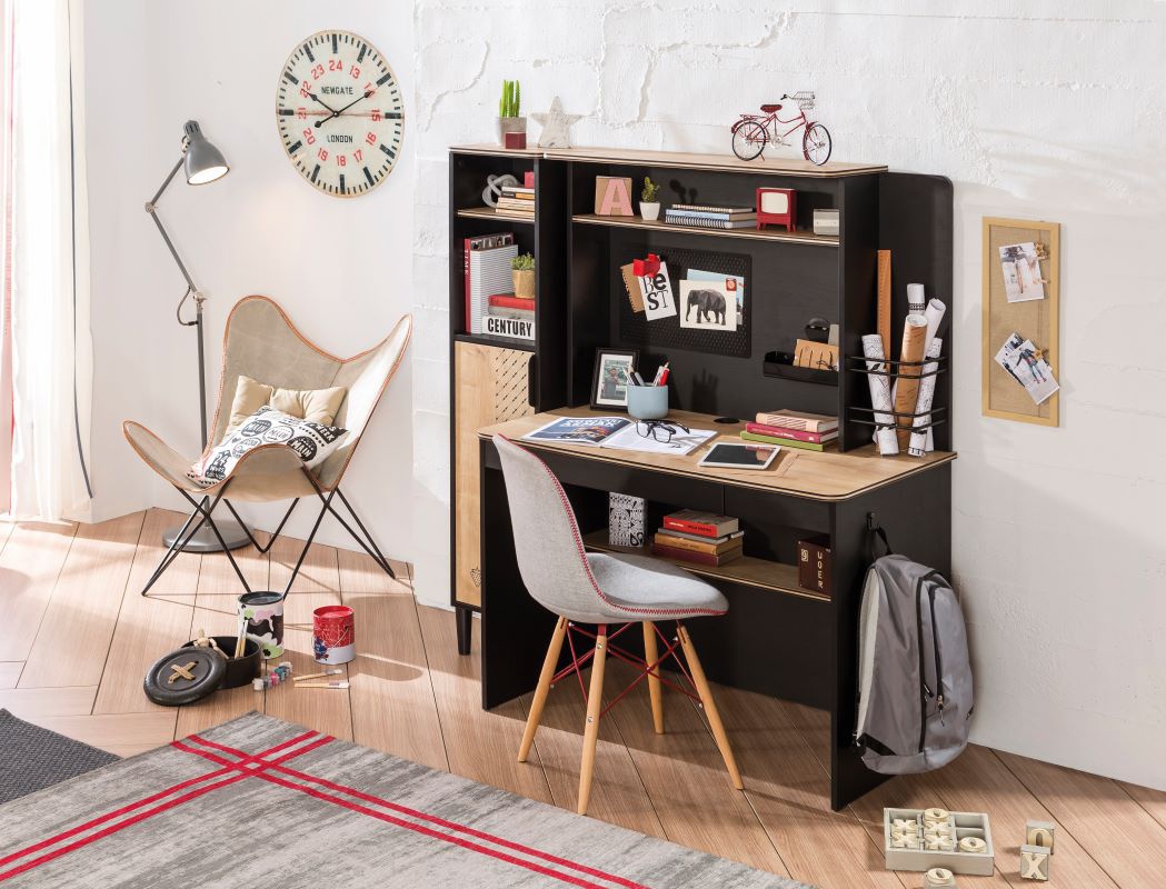 Pracovný kút sirius ii - dub čierny/dub zlatý.

 

Horná písacia doska stola, v dekore dub zlatý, je lemovaná čiernymi pruhmi, a v prednej časti vybavená zaoblenými rohmi.

 

Na zadnej doske nadastavca na stôl nájdeme v ľavej časti kovovú nástenku, kam si dieťa môže pomocou magnetov pripevniť dôležité poznámky.

 

Úzka knižnica skvele doplňuje túto kancelársku zostavu pre vaše deti.

 

Pracovný študentský kút Sirius II sa skladá z týchto prvkov:


	Malý písací stôl s nástavcom Sirius - 110x146x58cm (š, v, h)
	Úzka knižnica Sirius - 34x146x29cm (š, v, h)


 

Všetok nábytok patriaci do kolekcie Sirius nájdete nižšie v súvisiacich produktoch.