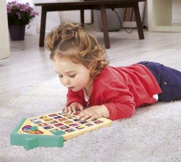 CIDE Drevený domček s abecedou.