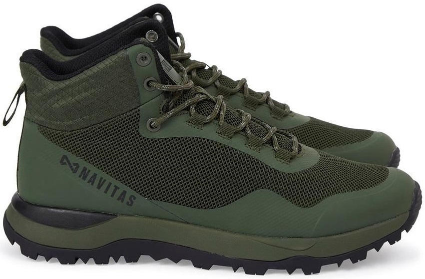 Navitas topánky sq1 high top trainer - 41.
 Vlastnosti: 
 
 Vysoký dizajn poskytuje zvýšenú oporu členku 
 Integrovaný systém šnurovania uľahčuje obúvanie a vyzúvanie a zaisťuje lepšie prispôsobenie nohe 
 Zosilnená špička chráni nohy pred nárazmi a odreninami 
 Efektívny sieťovaný zvršok umožňuje prúdenie vzduchu, čo udržuje nohy v suchu a chlade aj v teplejších dňoch 
 Pútka na päte uľahčujú obúvanie a vyzúvanie topánok 
 Maximálna priľnavosť za mokra aj sucha zaisťuje stabilitu na každom povrchu 
 Decentné logo Navitas dodáva topánkam štýl a zároveň funkčnosť