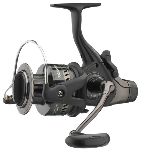 Daiwa navijak emcast br 3500 a.
 
 
  
 
 
 7 guľkových ložísk
 
 AirBail
 
 Rolnička Twist Buster II
 
 Infinite anti-reverse
 
 hliníková cievka
 
 Mäkký úchop kľučky
 
 Frézovaná hliníková rukoväť
 
 CNC frézovaná kľučka a náhradné dvojitá kľučka
 
 Zotrvačníková rotácie GyroSpin
 
 Trvanlivé pierko preklápača
 
 Náhradná hliníková cievka