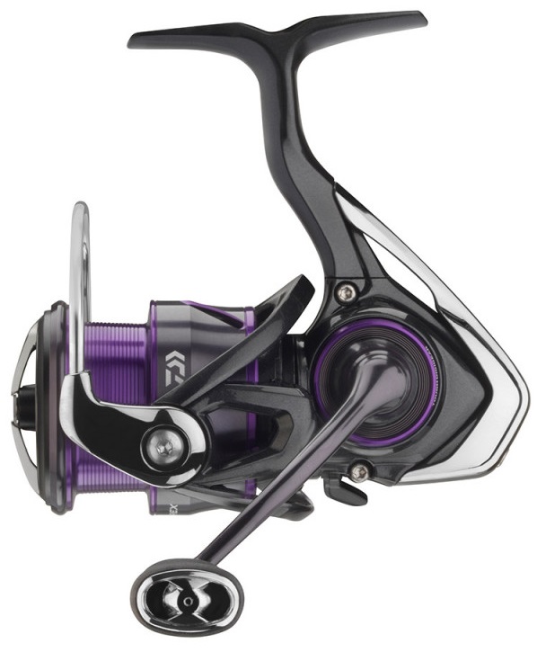 Daiwa navijak prorex 22 v lt 2000.
 Pevné a odolné telo navijaka vyrobené z materiálu Zaion V zaisťuje umiestnenie Tough Digigear v tele navijaka a tým aj stabilne super hladký chod.
 •LT (Light & Tough) •Telo navijaka ZAIONV® •6 guličkových ložísk •ZAION V® AIR ROTOR® •TOUGH DIGIGEAR® •Infinite Anti-Reverse® •Brzdný systém ATD™ •Krížové navíjanie vlasca Cross Wrap® •Kovaná hliníková ABS® cievka na ďaleké hody •AIR BAIL® • Roľnička Twist Buster® II •Strojovo obrábaná hliníková skrutkovacia kľučka