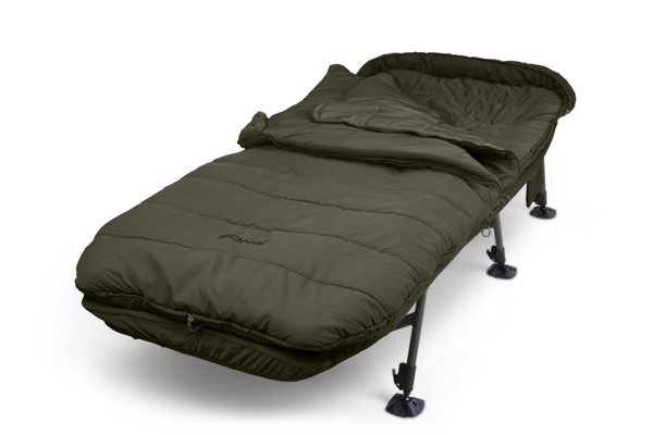 Sonik lehátko so spacákom axs sleep system comfort memory foam.
 Spací systém je plne dvojvrstvový systém s obojstrannou a odnímateľnou vnútornou hornou vrstvou, čím si ho ľahko upravíte z 5-sezónneho na 3-sezónne.
 Vlastnosti spacieho vaku: •Dvojvrstvová konštrukcia s obojstrannou/vynímateľnou prikrývkou – môžete si zvoliť fleece alebo hladký polyester •Systém uchytenia EXpanda™ pre extra teplo a všestrannosť •Až 5-sezónne (pod odstránenie prikrývky 3-sezónne) •Vysoko kvalitná silikónová výplň z dutých vlákien •Fleecová prikrývka s hladkou podšívkou pri krku •Hladká polyesterová podšívka pre ľahký pohyb •Sťahovacie šnúrky na odstránenie studených miest •Vnútorné vrecká na zahrievanie rúk/golier pri krku •Vrecka na upevnenie vankúša so sťahovacou šnúrkou •Nadrozmerné zipsy č.
 Vlastnosti lehátka: •Komfortný matrac z 60 mm pamäťovej peny sa prispôsobí vášmu telu a poskytuje vynikajúcu úroveň pohodlia •Super ľahký rám z hliníkovej zliatiny s dlhšími nohami a bezpečnými zámkami na nastavenie dĺžky •Plochý profil s nastaviteľnou bedrovou opierkou na prispôsobenie tuhosti •Nový materiál Velvotex™ pre dotyk luxusu •Odpružené nastaviteľné nohy so zámkom a veľkými otočnými pätkami proti zaboreniu do blata •Veľký dvojitý skladací pánt na zloženie vrátane spacieho vaku •Dva bočné napínacie popruhy pre kompaktné skladovanie •Dve praktické bočné úložné vrecká