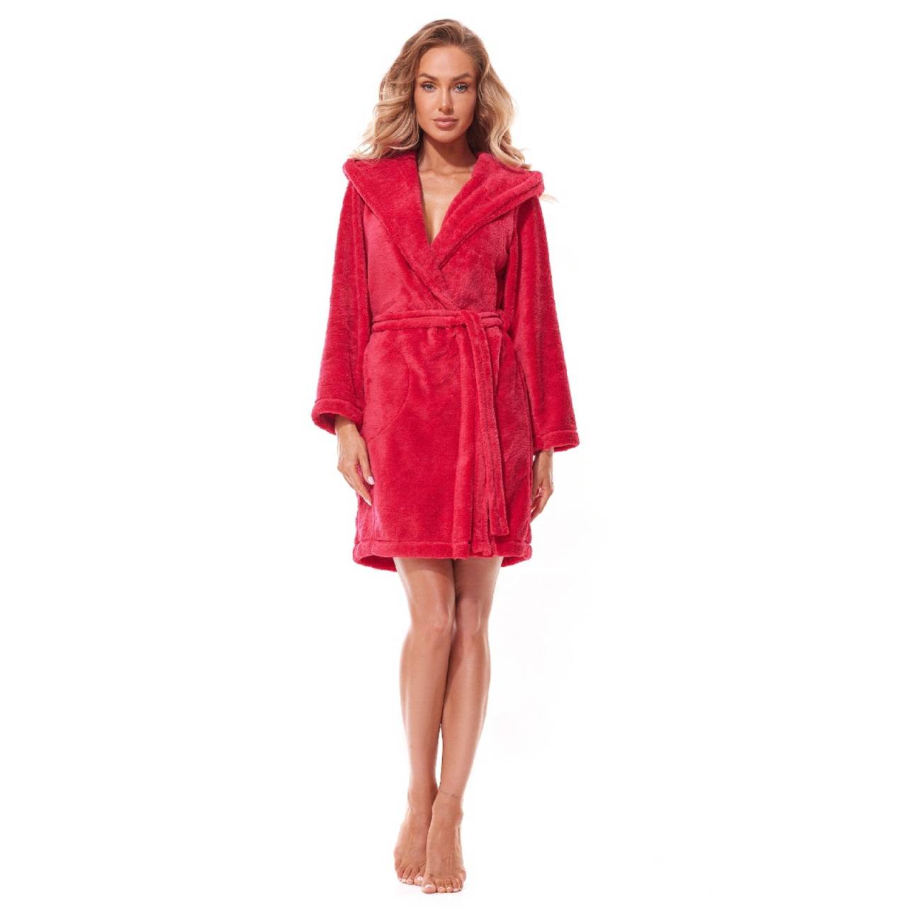 Dámsky župan L&L červený (2319) L.
Doprajte si každý deň dotyk jemnosti s týmto krásnym dámskym županom L&L.
Extrémne jemný materiál pre maximálny komfort
Župan je vyrobený z vysoko kvalitného syntetického vlákna, ktoré je známe svojou jemnosťou, ľahkosťou a vynikajúcimi izolačnými vlastnosťami.
Pohodlný strih a detaily, ktoré vás potešia
Dámske župany L&L sú navrhnuté tak, aby vyhovovali väčšine typov postavy a lichotili postave.
Prečo si zamilujete dámsky župan L&L

Mimoriadne mäkký a teplý materiál: Ideálny na zimné dni a relax doma.
Krásny ženský dizajn s kapucňou a vreckami: Praktickosť a štýl v jednom.
Ľahká údržba: Rýchloschnúci materiál, ktorý nie je potrebné žehliť.

Župany L&L pre štýlových mužov a ženy
Značka L&L má dlhú tradíciu založenú na kvalite poľského textilného priemyslu a moderných technológiách.
Ako sa starať o ženský župan L&L
Aby váš obľúbený župan dlho vyzeral ako nový, odporúčame dodržiavať tieto pokyny na údržbu.

Pranie: Perte pri 30 °C s jemným pracím prostriedkom.
Sušenie: Nesušte v sušičke.
Žehlenie: Žehlenie nie je potrebné ani odporúčané.

Tip: Staňte sa odborníkom na starostlivosť o spodnú bielizeň vďaka tipom v našom článku a doprajte svojim obľúbeným kúskom starostlivosť, ktorú si zaslúžia.