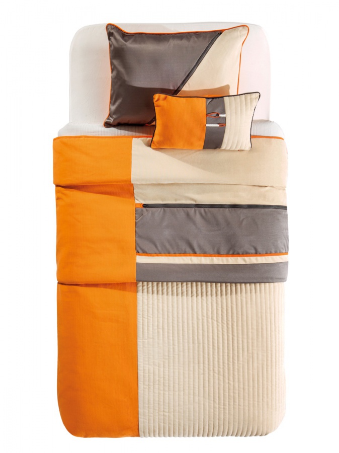 Posteľná súprava orange - oranžová/béžová/šedá.

 

Sada sa skladá okrem prikrývky na posteľ ešte z obliečky na vankúš a dekoratívneho vankúša.

 

Posteľná súprava Orange sa skladá z týchto produktov:


	Prikrývka na posteľ 140x200cm
	Obliečka na vankúš 50x70cm
	Dekoratívny vankúš 30x50cm



Doplnkové vhodné produkty nájdete nižšie v súvisiacich produktoch.
