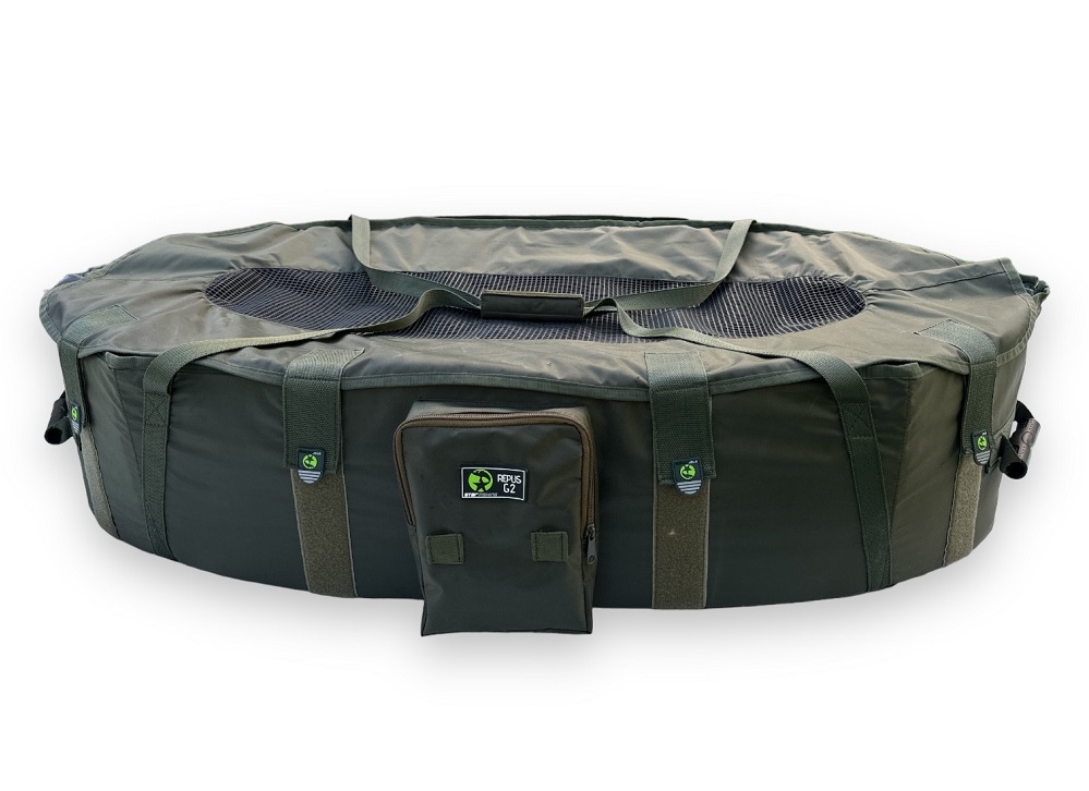 Starfishing podložka pod ryby repus g2 deluxe hi-care oval mat.
 Pre túto podložku nie sú problém ryby dosahujúce hranicu 20 kg+ a 30 kg+, preto pre tento prípad je podložka vybavená štyrmi madlami pre ľahký prenos kapitálnych úlovkov.
 Táto podložka vychádza z dlhodobých poznatkov a skúseností od vody a skutočne sa jedná o nadupanú podložku plných praktických vychytávok.
 Technické údaje: • pevné, vysoké a polstrované bočnice • extra masívne polstrovanie - vysoko polstrovaný matrac • podložka je vyrobená z odolného materiálu • vnútro podložky zo 100% šetrného materiálu (fish friendly) • celá podložka dokonale pláva • dno zo sieťoviny pre rýchly odvod vody • spodná a vrchná časť je z pogumovanej sieťoviny, ktorou preteká voda, a ktorou môžete kontrolovať Váš úlovok • veko na suchý zips na zaistenie úlovku pred vyskočením • dlhé popruhy pre ľahké prenášanie • predné vrecko na uloženie váhy, dezinfekcie, peánu, metra a iných potrebných vecí • rozopnutie na oboch stranách • kľakadlo na kľačanie pri fotení • na spodnej strane kovové očko na pripevnenie pomocou kolíka • pútko na zavesenie napríklad na strom pre rýchlejšie schnutie pri balení • dodávané vrátane proti zápachového transportného obalu 
   
 Technické parametre: 
 Rozmery 120x60x25cm