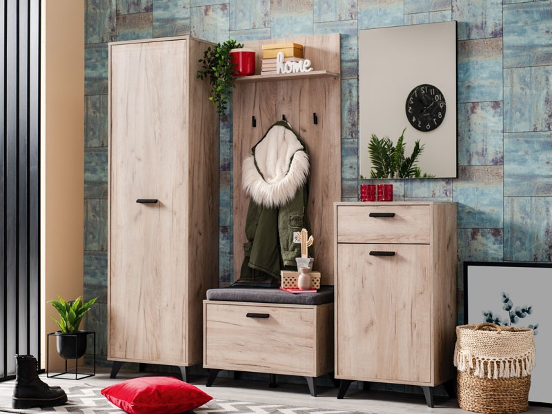 Predsieňová zostava taylor - dub sivý/čierna.

 

Predsieňová zostava Taylor sa skladá z týchto dielov:

- skrine (53,5x192x35cm - š, v, h)

- lavice (68x52,5x35cm - š, v, h)

- vešiakový panel (67x137x19,5cm - š, v, h)

- skrinka (53,5x100,5x35cm - š, v, h)

- zrkadlo (54,5x80,5x2cm - š, v, h)

 

Šatník Taylor je dverová, vnútri vybavená hornou policou, pod ktorou je kovový výsuvný vešiak na kabáty.

 

Ak vás nábytok Taylor zaujal, pozrite sa do súvisiacich produktov, kde sú zobrazené ďalšie prvky z tejto rady.