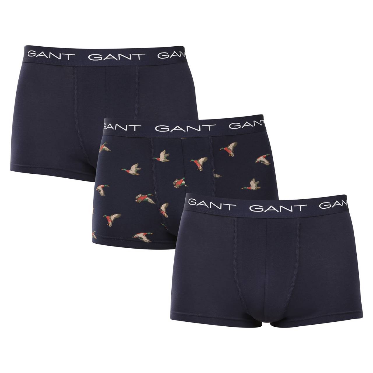 3PACK pánske boxerky Gant viacfarebné (902533043-410) L, trenky.
Stavte na pohodlie a nadčasový vzhľad s pánskymi boxerkami GANT v nadčasovej farebnej kombinácii.
Prvotriedny materiál pre každodenné pohodlie
Boxerky sú vyrobené z kvalitnej zmesi bavlny a elastanu.
Moderný dizajn do práce aj na večerné rande
Jednoduchý dizajn dopĺňa vytkávaná guma v páse s logom GANT, ktorý je mäkký a netlačí.
Prečo by ste určite mali vyskúšať boxerky GANT

Kvalitný materiál a pohodlný strih:Mäkká bavlna s elastanom zaručuje pohodlie a skvelý strih.
Štýlový minimalistický dizajn: Klasické farebné prevedenie a vyšívané elastické logo pôsobia elegantne a moderne.
Univerzálnosť: Ideálne na každodenné nosenie, do práce, na šport aj na voľný čas.

Spodná bielizeň GANT pre štýlových mužov
Od roku 1949 je značka GANT synonymom precízneho remeselného spracovania a kvalitných materiálov.
Ako sa starať o pánske boxerky GANT
Aby vám spodná bielizeň dlho vydržala v skvelom stave, odporúčame dodržiavať tieto tipy.

Perte: Per ich pri maximálnej teplote 40 °C.
Sušenie: Boxerky môžeš sušiť v sušičke - odporúčame nastaviť šetrný program na nižšiu teplotu.
Žehlenie: Ak je to potrebné, môžeš ich žehliť na nízku teplotu, ideálne naruby.

Tip: Nájsť ten správny kus spodnej bielizne, ktorý vám dokonale padne, môže byť náročné.