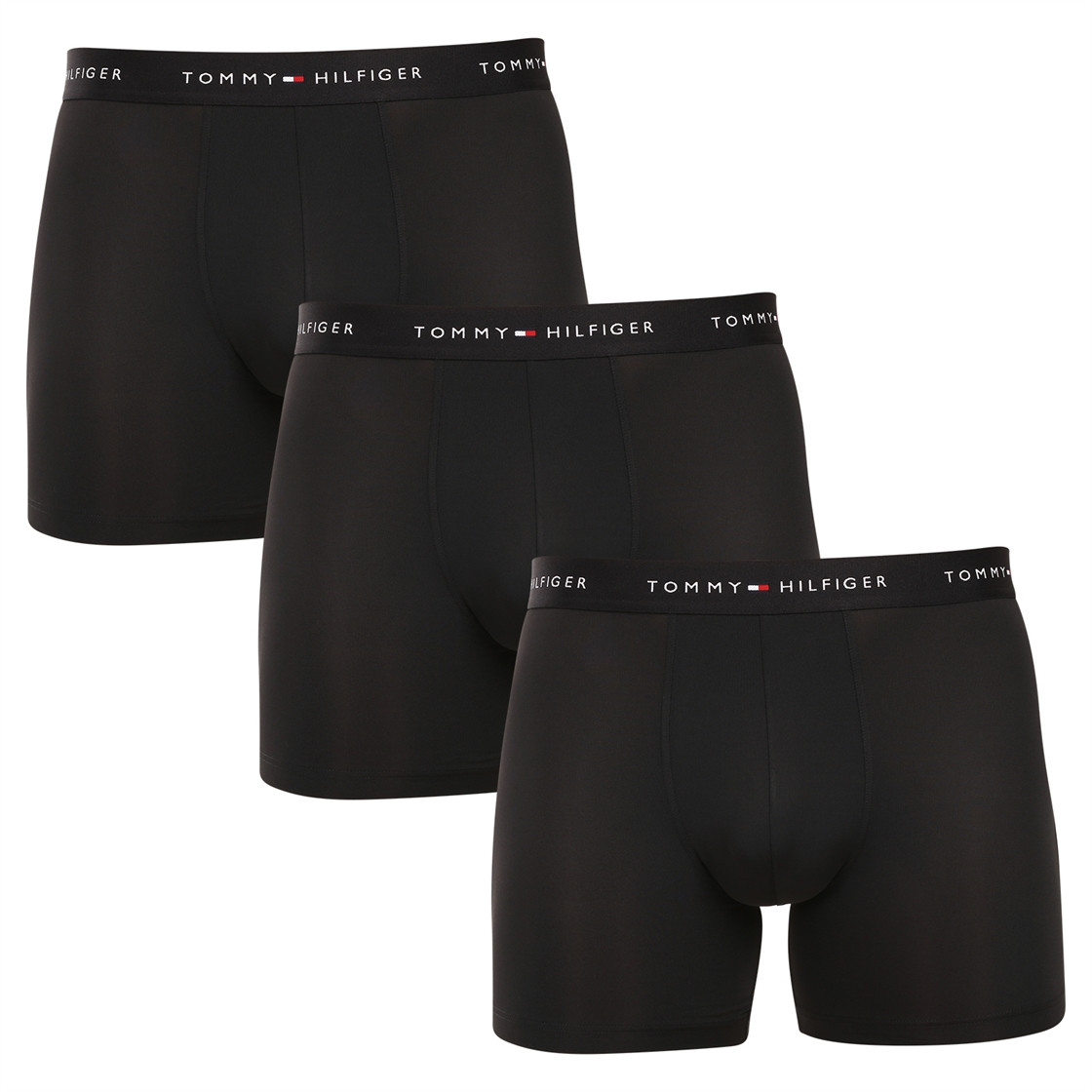 3PACK Moške boksarice Tommy Hilfiger črne (UM0UM03618 0XK) L.
Privoščite si brezčasen slog in vrhunsko udobje z moškimi boksericami Tommy Hilfiger.
Vrhunski material za maksimalno udobje
Boksarice Tommy Hilfiger so izdelane iz mehkega, na otip prijetnega bombaža z dodatkom elastana, ki jim daje prožnost in trpežnost.
Ikoničen slog in natančen kroj
Bokserji imajo daljše noge, ki se ne zvijajo, ter zagotavljajo zadostno pokritost in udobje.
Zakaj ne smete zamuditi boksaric Tommy Hilfiger

Vrhunski bombaž z elastanom: Mehke, zračne in udobne za celodnevno nošenje.
Daljše noge in elastičen pas: Stabilnost, slog in brez premikanja.
Elegantna in brezčasna zasnova: Odlično za vsak dan in posebne priložnosti.

Spodnje perilo Tommy Hilfiger je zagotovilo najvišje kakovosti
Blagovna znamka Tommy Hilfiger je pred skoraj 40 leti postala ikona ameriškega oblačenja, njena barvita paleta modre, rdeče in bele barve pa je prepoznavna že na prvi pogled.
Kako skrbeti za bokserje Tommy Hilfiger

Pralnica: Per pri 30 °C.
Sušenje: Bokserje lahko sušite v sušilnem stroju pri nizki temperaturi.
Likanje: Po potrebi jih lahko likate pri nižji temperaturi.

Nasvet: Iskanje popolnega spodnjega perila je včasih lahko izziv.