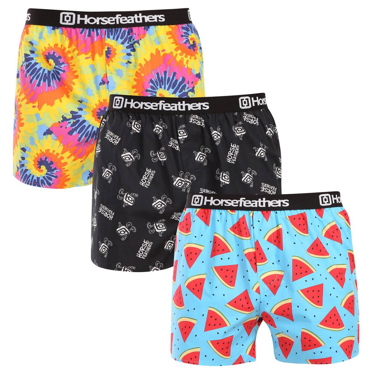 3PACK pánske trenky Horsefeathers Frazier Bundle 8 (AM096K) XL, trenírky.
Ukážte svoj štýl a zmysel pre humor s pánskymi šortkami Horsefeathers.
Kvalitný materiál pre dokonalé pohodlie
Šortky Horsefeathers sú vyrobené zo 100 % bavlny, čo znamená, že vám ponúknu príjemný pocit na pokožke.
Originálny dizajn a pohodlné nosenie
Každý pár šortiek je vybavený jedinečnou potlačou, ktorá dodá vášmu šatníku štýl a moderný nádych.
Prečo si tieto šortky zamilujete?

Originálne potlače, ktoré dodajú zábavu každému dňu.


Pohodlný materiál a voľný strih pre celodenné pohodlie.


Kvalitné spracovanie od značky Horsefeathers, ktorá je synonymom štýlu a spoľahlivosti.

Pánske šortky Horsefeathers majú štýl
Slovo „horsefeathers“ znamená v angličtine „úplný nezmysel“, ale spodná bielizeň od rovnomennej značky vás presvedčí, že pri jej kúpe žiadny nezmysel nehrozí.
Ako sa starať o svoje nové šortky
Aby ste sa uistili, že vaše šortky zostanú čo najdlhšie v skvelej forme, dodržiavajte tieto pokyny:

Pranie: Perte pri maximálnej teplote 30°C s jemnými pracími prostriedkami.


Sušenie: Sušenie v bubnovej sušičke neodporúčame, aby sa materiál nezrazil alebo nepoškodil potlač.


Žehlenie: Šortky môžete žehliť pri nízkej teplote.

Tip: Staňte sa expertom na údržbu spodnej bielizne vďaka radám v našom článku a doprajte svojim obľúbeným kúskom starostlivosť, akú si zaslúžia.