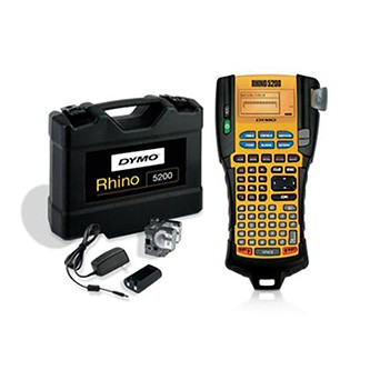 Dymo RHINO 5200 S0841400 tlačiareň štítkov s kufrom.

Predveďte svoju prácu pomocou priemyselného profesionálneho DYMO® štítkovača Rhino™ 5200 určeného pre pracovníkov v oblasti dátových komunikácií, elektroinštalácie, audiovizuálnej techniky, zabezpečenia, údržby, opráv a prevádzky, stavebníctva alebo vysielacej techniky.
• Zodpovedá všetkým štandardom ANSI, TIA/EIA-606-A
• Exkluzívne klávesové skratky DYMO® umožňujú automaticky nastaviť veľkosť, riadkovanie a formátovanie štítkov pre vodiče a káble, radové svorkovnice, prepojovacie panely či aplikácie s pevnou dĺžkou
• Knižnica preddefinovaných symbolov umožňuje okamžité použitie rôznych priemyselných symbolov, interpunkčných znamienok, symbolov meny či zlomkov
• Integrované gumové držadlo s protišmykovou úpravou chráni zariadenie pred poškodením pri prípadnom páde v náročných pracovných podmienkach
• Vstavaný otvor na zavesenie umožňuje jednoduché prenášanie prístroja a uvoľnenie rúk
• Rozmerný dvojriadkový displej s podsvietením
• Umožňuje tlačiť čiarové kódy typu Code 39 a Code 128 na štítky o šírke 19 mm
• Používa Rhino štítky™ opatrené priemyselným lepidlom, ktoré sú k dispozícii v prevedení s piatimi rôznymi materiálmi
• Napájanie je zabezpečené pomocou šiestich tužkových batérií (nie sú súčasťou balenia) alebo pomocou dobíjacieho batériového bloku typu Li-Ion s rýchlym nabíjaním
• Funkcia automatického vypnutia prispieva k dlhej životnosti batérií
• Obsahuje kazetu s bielou flexibilnou nylonovou páskou šírky 19 mm

Obsahuje prenosný štítkovač Rhino™ 5200 PLUS
• Prenosný, odolný kufrík pre profesionálne použitie
• Kazeta s bielou flexibilnou nylonovou páskou o šírke 19 mm (napr.
• Kazeta s bielou vinylovou páskou o šírke 12 mm (napr.
• 1 x nabíjací batériový blok typu lítium-ión
• Adaptér
• Stručná referenčná príručka