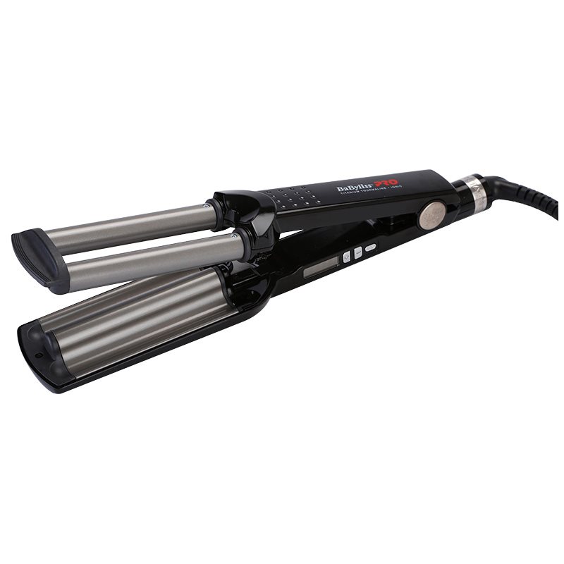 BaByliss PRO Curling Iron Ionic 3D Waver 2369TTE trojkulma na vlasy BAB2369TTE 1 ks.
   Vytvorte si ľahko a rýchlo dokonalé 3D prirodzené vlny na všedný deň aj precízne kučery na slávnostnú príležitosť.
   Vlastnosti: 
   
    vytvára ohromujúce pravidelné 3D vlny 
    pôsobí proti elektrizovaniu vlasov 
    uľahčuje rozčesávanie 
    výsledný účes vydrží dlho 
    teplotu rozdeľuje rovnomerne 
    dodáva vlasom hladkosť, jemnosť a lesk 
    veľmi ľahko sa používa a zaistí profesionálny výsledok 
    ideálna na všetky typy vlasov 
   
   Technické parametre: 
   
    titánovo-turmalínová technológia – pre rovnomerné rozdelenie teploty 
    systém Advanced Head Management – na presnú kontrolu teploty 
    systém Head Management – pre rýchle nahriatie a udržanie teploty 
    technológia aktívnej ionizácie – bráni elektrizovaniu vlasov 
    hrejúce plochy z titánu – pre dlhú životnosť prístroja 
    5 stupňov nastavenia teploty podľa typu vlasov 
    otočný kábel s dĺžkou 2,7 m 
    priemer trojkulmy 19 mm 
    konštrukcia zabraňujúca styku podložky s horúcimi časťami kulmy 
    digitálny ukazovateľ teploty 
   
   Ako používať: Trojkulmu najskôr zapojte do elektriny.