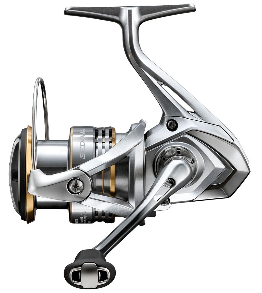Shimano navijak sedona c2000 hg fj.
 Sedona je vybavená patentovanými technológiami Shimano, ako je cievka AR-C a Varispeed Oscillation System, ktoré spoločne zaisťujú hladké, efektívne pokladanie vlasca a presné nahadzovanie.
 Jednou z výnimočných vlastností prívlačového navijaka Shimano Sedona je jeho hladký a spoľahlivý brzdný systém.
 Elegantný strieborný dizajn navijaku je doplnený svetlo zlatými akcentmi, vďaka čomu je nielen nefunkčným nástrojom, ale aj štýlovým doplnkom pre vaše rybárske vybavenie.