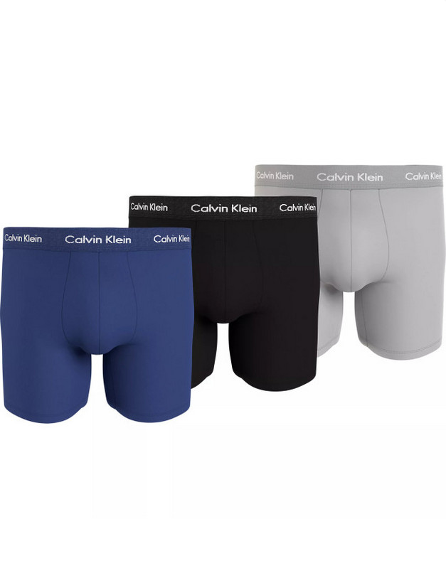 3PACK herenboxershort Calvin Klein oversized multicolour (NB3378A-GW4) 4XL.
Geniet van ultiem comfort en luxe met de Calvin Klein herenboxerslip.
Kwaliteitsmateriaal voor de hele dag comfort
De boxershorts zijn gemaakt van een eersteklas mix van katoen en elastaan.
Elegant ontwerp en praktische snit
Het geweven rubber met contrasterende Calvin Klein-logo zorgt voor een stijlvolle en tijdloze look.
Waarom je van Calvin Klein boxers zult houden

Eersteklas materiaal: De combinatie van katoen en elastaan zorgt voor zachtheid, ademend vermogen en flexibiliteit voor maximaal comfort gedurende de hele dag.


Stijlvol ontwerp: Het geborduurde elastiek met het iconische Calvin Klein-logo geeft de boxershort een elegante look die geschikt is voor elke gelegenheid.


Praktische snede: De langere pijpen en aanpasbare pasvorm zorgen voor extra comfort en bewegingsvrijheid, ideaal voor casual wear, werk en vrije tijd.

Calvin Klein ondergoed is geliefd bij mensen over de hele wereld
Calvin Klein herenondergoed is een van de paradepaardjes van de mode-industrie.
Hoe verzorg je je Calvin Klein boxershort?
Volg deze eenvoudige richtlijnen om ervoor te zorgen dat je nieuwe boxers hun uiterlijk en kwaliteit zo lang mogelijk behouden:

Wasgoed: De pen heeft een maximale temperatuur van 30 °C.


Drogen:  Drogen in de droogtrommel wordt afgeraden - aan de lucht drogen is de beste optie.


Strijken: Boxers hoeven niet gestreken te worden, wat je tijd en moeite bespaart.

Tip: Je favoriete ondergoed vinden kan een lange weg zijn, dus we willen dat je favoriete stukken lang meegaan.