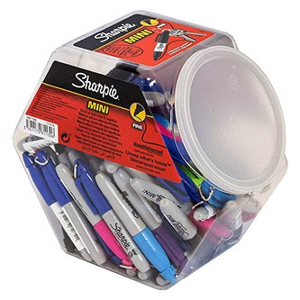 Sharpie S0811300, popisovač Mini, mix farieb, 72ks, 0.7mm, permanentný.

 
Intenzívne farby na vytvorenie pútavých a žiarivých diel 

 
Ultra odolný atrament rýchlo schne a odoláva vyblednutiu a vode; má certifikáciu AP

 
Nekonečne všestranný hrot je ideálny pre nespočet aplikácií v triede, kancelárii, domácnosti a ďalších 

 
Možnosti farieb: Obsahuje 72 permanentných fixiek Sharpie v 8 jasných farbách

 
Extrémne odvážne, odolné až do morku kostí a dostatočne malé na to, aby ich bolo možné vziať kamkoľvek, permanentné popisovače Sharpie Mini inšpirujú k premene bežných povrchov na vášnivé kreatívne vyjadrenie.