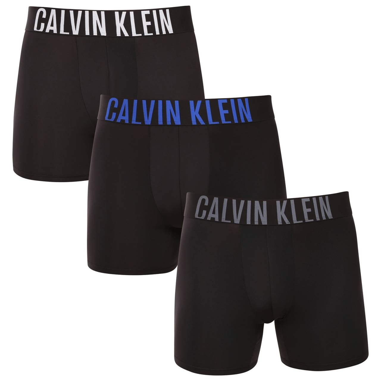3PACK pánske boxerky Calvin Klein čierne (NB3612A-ZDH) L, trenky.
Chcete boxerky, ktoré ponúkajú maximálne pohodlie, moderný dizajn a špičkovú kvalitu?
Prvotriedny materiál pre celodenné pohodlie
Tieto boxerky sú vyrobené z kombinácie polyesteru a elastanu, čo poskytuje dokonalú kombináciu mäkkosti, pružnosti a odolnosti.
Moderný dizajn a dokonalý strih
Minimalistický vzhľad s elastickým pásom dopĺňa logo Calvin Klein, ktoré dodáva boxerkám luxusný a sofistikovaný štýl.
Prečo si boxerky Calvin Klein zamilujete?

Ľahký a priedušný materiál: Ideálne na každodenné nosenie aj náročné športové aktivity.
Dlhšia nohavička: Poskytuje lepšie krytie a oporu, nezhrňuje sa a neškrtí.
Rýchloschnúce a odolné: Ideálne na aktívny životný štýl.
Nadčasový dizajn: minimalistický dizajn a luxusný vzhľad značky Calvin Klein.

Spodnú bielizeň Calvin Klein milujú ľudia na celom svete.
Pánska spodná bielizeň Calvin Klein patrí k stáliciam módneho priemyslu.
Ako sa starať o boxerky?
Aby si vaše boxerky zachovali dokonalý tvar a kvalitu čo najdlhšie, dodržiavajte tieto pokyny:

Praní: Doporučujeme prát na 30 °C s jemným pracím prostředkem.
Žehlení: Nedoporučuje se, aby nedošlo k poškození materiálu.
Sušenie: Sušenie v sušičke sa neodporúča, radšej sušte voľne na vzduchu.

Tip: Nájsť ten správny kus spodnej bielizne, ktorý vám dokonale padne, môže byť náročné.