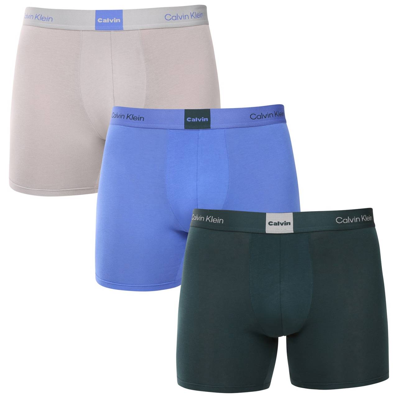 3PACK pánske boxerky Calvin Klein viacfarebné (NB4477-3U5) M, trenky.
Doprajte si kombináciu luxusu a pohodlia s pánskymi boxerkami Calvin Klein.
Kvalitný materiál pre celodenné pohodlie
Boxerky Calvin Klein sú vyrobené z prvotriednej zmesi bavlny a elastanu.
Moderný dizajn a dokonalý strih
Každý kúsok v tomto balení má jednoduchý, ale moderný dizajn s dlhšími nohavičkami, ktoré poskytujú väčšie pohodlie pri širokom spektre aktivít.
Prečo si obľúbite boxerky Calvin Klein

Prvotriedna zmes materiálov: Kombinácia bavlny a elastanu pre maximálne pohodlie a pružnosť.


Štýlový dizajn: Rôzne farby a vzory na každodenné nosenie.


Dlhšie nohavičky: Poskytujú väčšie krytie a pohodlie, ideálne na každodenné nosenie a športové aktivity.


Ikonická značka: Calvin Klein je symbolom kvality, štýlu a pohodlia, ktoré nikdy neomrzia.

Spodnú bielizeň Calvin Klein milujú ľudia na celom svete
Pánska spodná bielizeň Calvin Klein patrí k stáliciam módneho priemyslu.
Ako sa starať o boxerky Calvin Klein
Aby boli vaše boxerky v perfektnom stave, je dôležité venovať im správnu starostlivosť:

Pranie: Perte pri teplote maximálne 30 °C, aby ste zachovali mäkkosť a pružnosť materiálu.


Sušička: Boxerky môžete bezpečne sušiť v sušičke pri nízkej teplote, čím ušetríte čas a zaistíte, že zostanú mäkké.


Žehlenie: Boxerky nie je potrebné žehliť, pretože si zachovajú svoj tvar a pružnosť aj bez žehlenia.

Tip: Staňte sa expertom na údržbu spodnej bielizne vďaka tipom v našom článku a doprajte svojim obľúbeným kúskom starostlivosť, ktorú si zaslúžia.