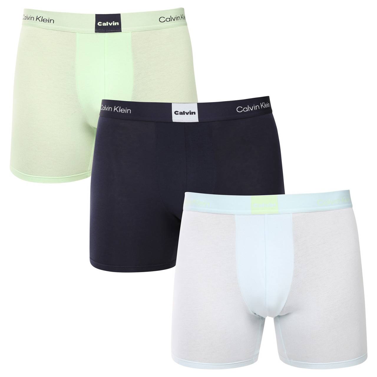 3PACK pánske boxerky Calvin Klein viacfarebné (NB4477-3U3) XXL, trenky.
Doprajte si kombináciu luxusu a pohodlia s pánskymi boxerkami Calvin Klein.
Kvalitný materiál pre celodenné pohodlie
Boxerky Calvin Klein sú vyrobené z prvotriednej zmesi bavlny a elastanu.
Moderný dizajn a dokonalý strih
Každý kúsok v tomto balení má jednoduchý, ale moderný dizajn s dlhšími nohavičkami, ktoré poskytujú väčšie pohodlie pri širokom spektre aktivít.
Prečo si obľúbite boxerky Calvin Klein

Prvotriedna zmes materiálov: Kombinácia bavlny a elastanu pre maximálne pohodlie a pružnosť.


Štýlový dizajn: Rôzne farby a vzory na každodenné nosenie.


Dlhšie nohavičky: Poskytujú väčšie krytie a pohodlie, ideálne na každodenné nosenie a športové aktivity.


Ikonická značka: Calvin Klein je symbolom kvality, štýlu a pohodlia, ktoré nikdy neomrzia.

Spodnú bielizeň Calvin Klein milujú ľudia na celom svete
Pánska spodná bielizeň Calvin Klein patrí k stáliciam módneho priemyslu.
Ako sa starať o boxerky Calvin Klein
Aby boli vaše boxerky v perfektnom stave, je dôležité venovať im správnu starostlivosť:

Pranie: Perte pri teplote maximálne 30 °C, aby ste zachovali mäkkosť a pružnosť materiálu.


Sušička: Boxerky môžete bezpečne sušiť v sušičke pri nízkej teplote, čím ušetríte čas a zaistíte, že zostanú mäkké.


Žehlenie: Boxerky nie je potrebné žehliť, pretože si zachovajú svoj tvar a pružnosť aj bez žehlenia.

Tip: Staňte sa expertom na údržbu spodnej bielizne vďaka tipom v našom článku a doprajte svojim obľúbeným kúskom starostlivosť, ktorú si zaslúžia.