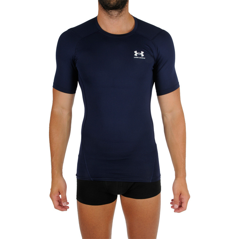 Pánske športové tričko Under Armour modré (1361518 410) S.
Podporte svoj výkon na maximum a stavte na tričko, ktoré ťa podrží pri každom pohybe.
Materiál, ktorý dýcha a pracuje s tebou
Tričko je vyrobené z kombinácie polyesteru a elastanu – ľahkého, pružného a veľmi odolného funkčného materiálu, ktorý efektívne odvádza pot, rýchlo schne a zároveň ťa nijako neobmedzuje.
Moderný dizajn a kompresný strih pre lepší výkon a regeneráciu
Športové tričko Under Armour má jednoduchý a praktický dizajn, ktorý podčiarkne tvoju postavu a skvele sa hodí ako spodná vrstva pod ďalšie tréningové oblečenie alebo ako samostatný kúsok.
Prečo by ti tričko Under Armour nemalo chýbať

Kompresný strih pre lepší výkon a regeneráciu svalov.
Rýchloschnúci a priedušný materiál odvádza pot z tela.
Univerzálne využitie – samostatne aj ako funkčná spodná vrstva.

Spodná bielizeň Under Armour ťa podrží v každej situácii
Americká značka Under Armour sa zameriava na výrobu športovej spodnej bielizne.
Ako sa starať o kompresné tričko Under Armour
Aby tvoje obľúbené tričko vydržalo dlho v skvelom stave, odporúčame dodržiavať nasledujúce pokyny na údržbu.

Pranie: Tričko per pri maximálnej teplote 40 °C.
Sušenie: Tričko môžeš sušiť v sušičke, ale vždy pri nízkej teplote.
Žehlenie: Tričko nežehli.

Tip: Vaše obľúbené oblečenie si zaslúži šetrné zaobchádzanie.