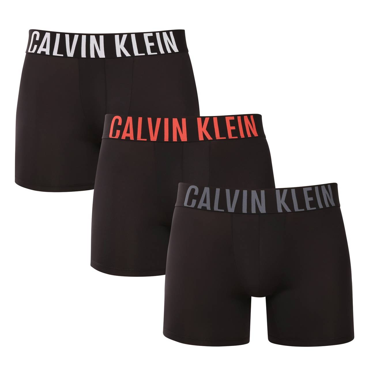 3PACK pánske boxerky Calvin Klein čierne (NB3612A-2QS) M, trenky.
Chcete boxerky, ktoré ponúkajú maximálne pohodlie, moderný dizajn a špičkovú kvalitu?
Prvotriedny materiál pre celodenné pohodlie
Tieto boxerky sú vyrobené z kombinácie polyesteru a elastanu, čo poskytuje dokonalú kombináciu mäkkosti, pružnosti a odolnosti.
Moderný dizajn a dokonalý strih
Minimalistický vzhľad s elastickým pásom dopĺňa logo Calvin Klein, ktoré dodáva boxerkám luxusný a sofistikovaný štýl.
Prečo si boxerky Calvin Klein zamilujete?

Ľahký a priedušný materiál: Ideálne na každodenné nosenie aj náročné športové aktivity.
Dlhšia nohavička: Poskytuje lepšie krytie a oporu, nezhrňuje sa a neškrtí.
Rýchloschnúce a odolné: Ideálne na aktívny životný štýl.
Nadčasový dizajn: minimalistický dizajn a luxusný vzhľad značky Calvin Klein.

Spodnú bielizeň Calvin Klein milujú ľudia na celom svete.
Pánska spodná bielizeň Calvin Klein patrí k stáliciam módneho priemyslu.
Ako sa starať o boxerky?
Aby si vaše boxerky zachovali dokonalý tvar a kvalitu čo najdlhšie, dodržiavajte tieto pokyny:

Praní: Doporučujeme prát na 30 °C s jemným pracím prostředkem.
Žehlení: Nedoporučuje se, aby nedošlo k poškození materiálu.
Sušenie: Sušenie v sušičke sa neodporúča, radšej sušte voľne na vzduchu.

Tip: Nájsť ten správny kus spodnej bielizne, ktorý vám dokonale padne, môže byť náročné.