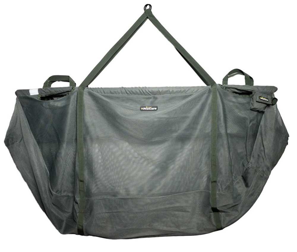 Ridgemonkey vážiaci sak procare retainer sling xl.
 Záves je navrhnutý pre jednoduché použitie a má držadlá na oboch koncoch pre ľahké zdvíhanie, rovnako ako reflexné pásky Hi-Viz na prednej strane popruhu, ktoré jasne svietia pod svetlom baterky, čo uľahčuje nájdenie popruhu v tme.
 Veľká sieťovina s voľným prietokom umožňuje rýchle odvodnenie, uľahčuje presné váženie a rýchle sušenie medzi jednotlivými použitiami, zatiaľ čo zahrnutie cestovného puzdra proti zápachu pridáva ďalšiu vrstvu pohodlia na kontrolu zápachu počas prepravy.
 K dispozícii v štandardnej a XL.
 Špecifikácia: 
 • Dvojité YKK zipsy s integrovanou bezpečnostnou sponou pre bezpečné uloženie • Vážiace popruhy pre veľké zaťaženie s veľkými pevnými vážiacimi slučkami • Držadlá na oboch koncoch pre ľahké zdvíhanie a prenášanie • Unikátny predĺžený predný zips pre ľahké uvoľnenie • Zosilnené koncovky • Mäkká voľne priepustná sieťovina umožňuje rýchle odvodnenie • Reflektorové pásy Hi-Viz pre ľahkú viditeľnosť za zlých svetelných podmienok a pre jednoduchý proces uvoľnenia • Mäkká vnútorná prepážka na zips pre väčšiu bezpečnosť • Plaváky po celej dĺžke poskytujú vztlak a stabilitu • Integrované puzdro na retenčnú šnúru • Dodávané s retenčnou šnúrou a 3/8 BSF adaptérom • Vrátane cestovného puzdra proti zápachu 
 BALENIE ZOZNAM: 
 ProCare Retainer Sling Prídržná šnúra 3/8 závit / delený krúžok Cestovné puzdro proti zápachu 
 Rozmery: 
 1000mm (w) x 680mm (h) x 50mm (d) XL: 1200 mm (w) x 750 mm (h) x 55 mm (d) 
 Hmotnosť: 
 470g XL: 500g 
 Záves ProCare Retainer Sling slúži ako záves na váženie, tak aj ako krátkodobý pridržiavač, ktorý vám umožní zvážiť úlovok a uchovať ho v bezpečí, zatiaľ čo si budete pripravovať vybavenie fotoaparátu alebo nechať rybu zotaviť sa pred vypustením.