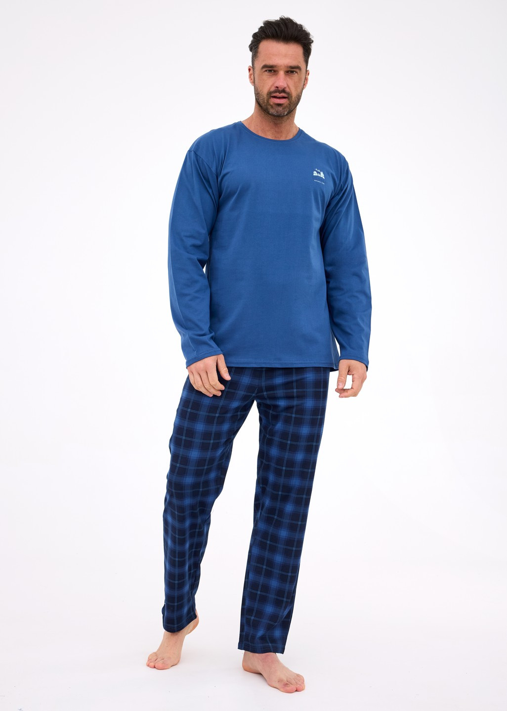 Pánske pyžamo Cornette viacfarebné (124/306) XXL.
Objavte perfektnú kombináciu pohodlia a originality s pánskymi pyžamami od Lonka.
Vysoko kvalitný materiál pre dokonalé pohodlie
Pyžamo je vyrobené zo zmesi bavlny a syntetických vlákien, čo je ideálna kombinácia pre pohodlné nosenie.
Dizajn, ktorý zabaví a poteší
Pánske pyžamy Cornette kombinujú farby so štýlovými detailmi.
Prečo si vybrať pyžamy Cornette?

Bavlna: Zaručuje pohodlie a kvalitu.


Elegantný dizajn: Štýlová kombinácia tlmených farieb a moderných detailov.


Všestranné použitie: Skvelé na spanie a oddychovanie doma.

Prečo si vybrať Cornette?
Značka Cornette je známa svojimi pohodlnými a vtipnými alebo štýlovo navrhnutými kúskami, ktoré kombinujú funkčnosť s dizajnom.
Ako sa starať o pánske pyžamy Cornette?
Aby vaše nové pyžamy zostali dlho v perfektnom stave, odporúčame dodržiavať tieto pokyny.

Pranie: Pyžamo perte pri maximálnej teplote 40 °C, aby zostalo mäkké a zachovalo si farby.


Sušenie: Nesušte v sušičke – odporúčame nechať pyžamo sušiť na vzduchu.


Žehlenie: V prípade potreby žehlite pri strednej teplote.

Tip: Staňte sa odborníkom na starostlivosť o spodnú bielizeň vďaka tipom v našom článku a doprajte svojim obľúbeným kúskom starostlivosť, ktorú si zaslúžia.