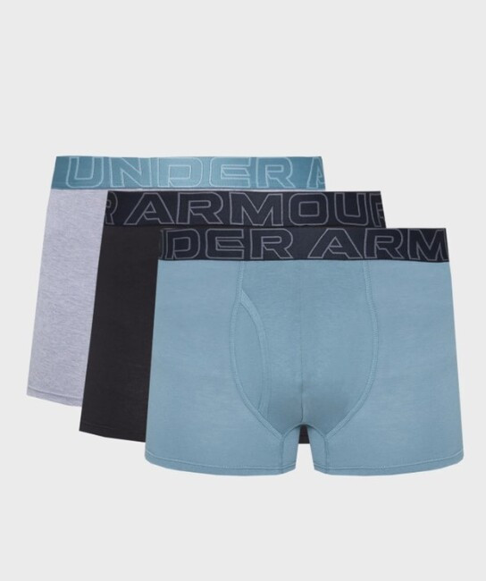 3PACK pánske boxerky Under Armour viacfarebné (1383891 053) 4XL, trenky.
Keď ide o spodnú bielizeň pre aktívny životný štýl, nemal by si robiť kompromisy.
Príjemný materiál pre aktívny životný štýl
Boxerky sú vyrobené z kvalitnej zmesi bavlny, polyesteru a spandexu.
Funkčný dizajn pre štýlových mužov
Jednoduchý, ale výrazný vzhľad s dominantným vytkaným pásom s logom v kontrastnej farbe dodáva boxerkám športový a moderný charakter.
Prečo by si mal vyskúšať boxerky Under Armour

Vyvážená zmes materiálov: Priedušný, rýchloschnúci a elastický materiál s príjemným pocitom na tele.
Dlhšie nohavice a športový strih: Maximálny komfort bez trenia a s plnou voľnosťou pohybu.
Výrazný dizajn s logom Under Armour: Štýl, ktorý vás bude baviť každý deň.

Spodná bielizeň Under Armour vás podporí pri akejkoľvek aktivite
Spodná bielizeň Under Armour je navrhnutá tak, aby ti umožnila podávať životné výkony – a nezáleží na tom, či sa chystáš na horolezeckú výpravu alebo na náročnú pracovnú schôdzku.
Ako sa starať o boxerky Under Armour
Aby ti obľúbené boxerky vydržali dlho v perfektnom stave, odporúčame dodržiavať nasledujúce pokyny.

Pranie: Per boxerky na 30 ° C, ideálne naruby.
Sušenie: Neodporúčame sušiť v sušičke – vysoké teploty by mohli poškodiť elastické vlákna a skrátiť životnosť produktu.
Žehlenie: Nežehli – boxerky to nepotrebujú, a žehlením by si mohol poškodiť štruktúru materiálu.

Tip: Tvoje obľúbené spodné prádlo si zaslúži jemné zaobchádzanie.