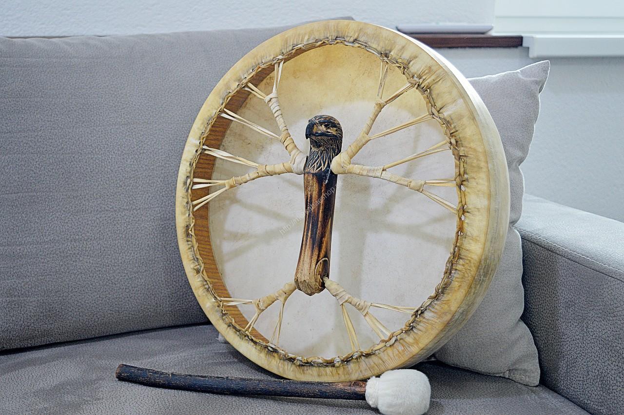 Šamanský BUBON DUCH ORLA - 40 cm- Kozia Koža, Akáciové Drevo - Laditeľný Šamanský bubon „Duch orla“– 40 cm je ohromujúci ručne vyrobený rámový bubon, ktorý majstrovsky spája symboliku, zvuk a remeselnú zručnosť.