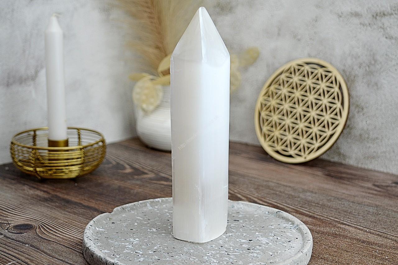 Obelisk/ Generátor jemných vibrácií SELENIT #V3 Selenit má veľmi jemné vibrácie a pomáha pri komunikácií s Anjelmi a pôsobí na rozvoj korunnej čakry, pre napojenie na Božstvo.
Selenit podporuje životné zmeny, prečisťuje rozum, upokojuje neistotu a starosti, dodáva pokoj, posilňuje schopnosti svojho nositeľa, reguluje preťaženie a nadmerné sebavedomie, podporuje vnútorný vývoj, láskavosť a intuíciu.