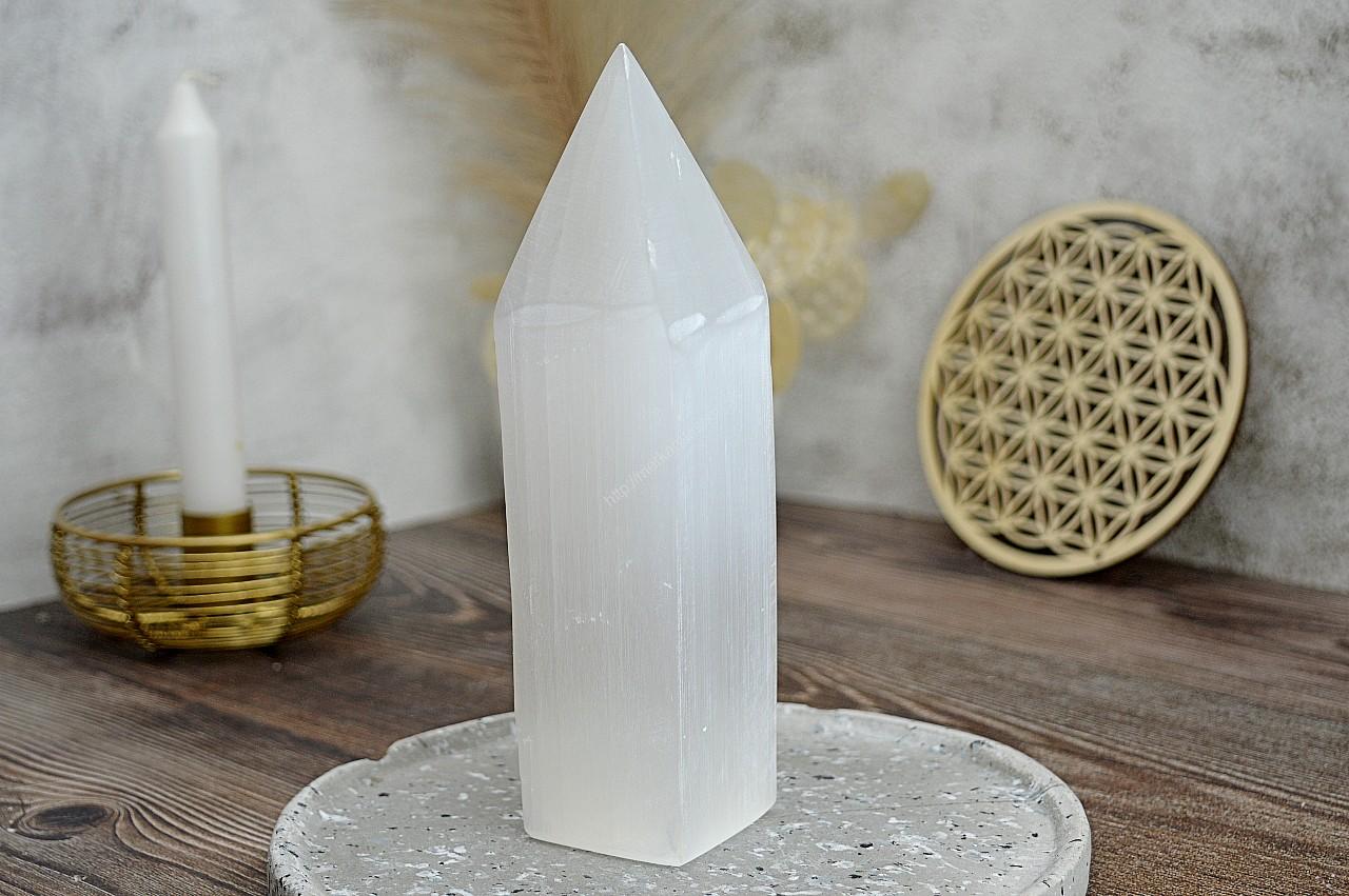 Obelisk/ Generátor jemných vibrácií SELENIT #V2 Selenit má veľmi jemné vibrácie a pomáha pri komunikácií s Anjelmi a pôsobí na rozvoj korunnej čakry, pre napojenie na Božstvo.
Selenit podporuje životné zmeny, prečisťuje rozum, upokojuje neistotu a starosti, dodáva pokoj, posilňuje schopnosti svojho nositeľa, reguluje preťaženie a nadmerné sebavedomie, podporuje vnútorný vývoj, láskavosť a intuíciu.