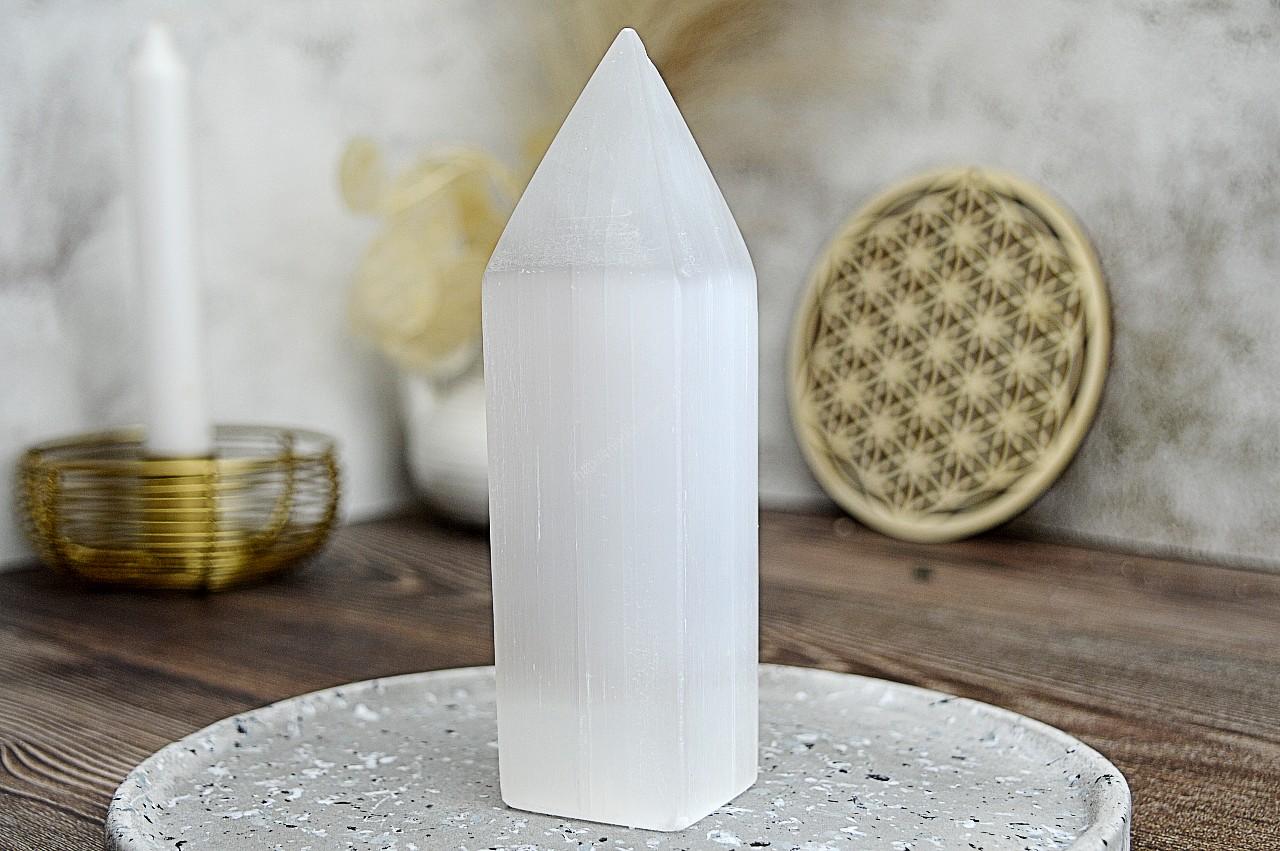 Obelisk/ Generátor jemných vibrácií SELENIT #2 - 15cm Afirmácia: Zbavujem sa veškerej negatívnej energie, ktorá mi už neslúži. 

Selenit má veľmi jemné vibrácie a pomáha pri komunikácií s Anjelmi a pôsobí na rozvoj korunnej čakry, pre napojenie na Božstvo.
Selenit podporuje životné zmeny, prečisťuje rozum, upokojuje neistotu a starosti, dodáva pokoj, posilňuje schopnosti svojho nositeľa, reguluje preťaženie a nadmerné sebavedomie, podporuje vnútorný vývoj, láskavosť a intuíciu.