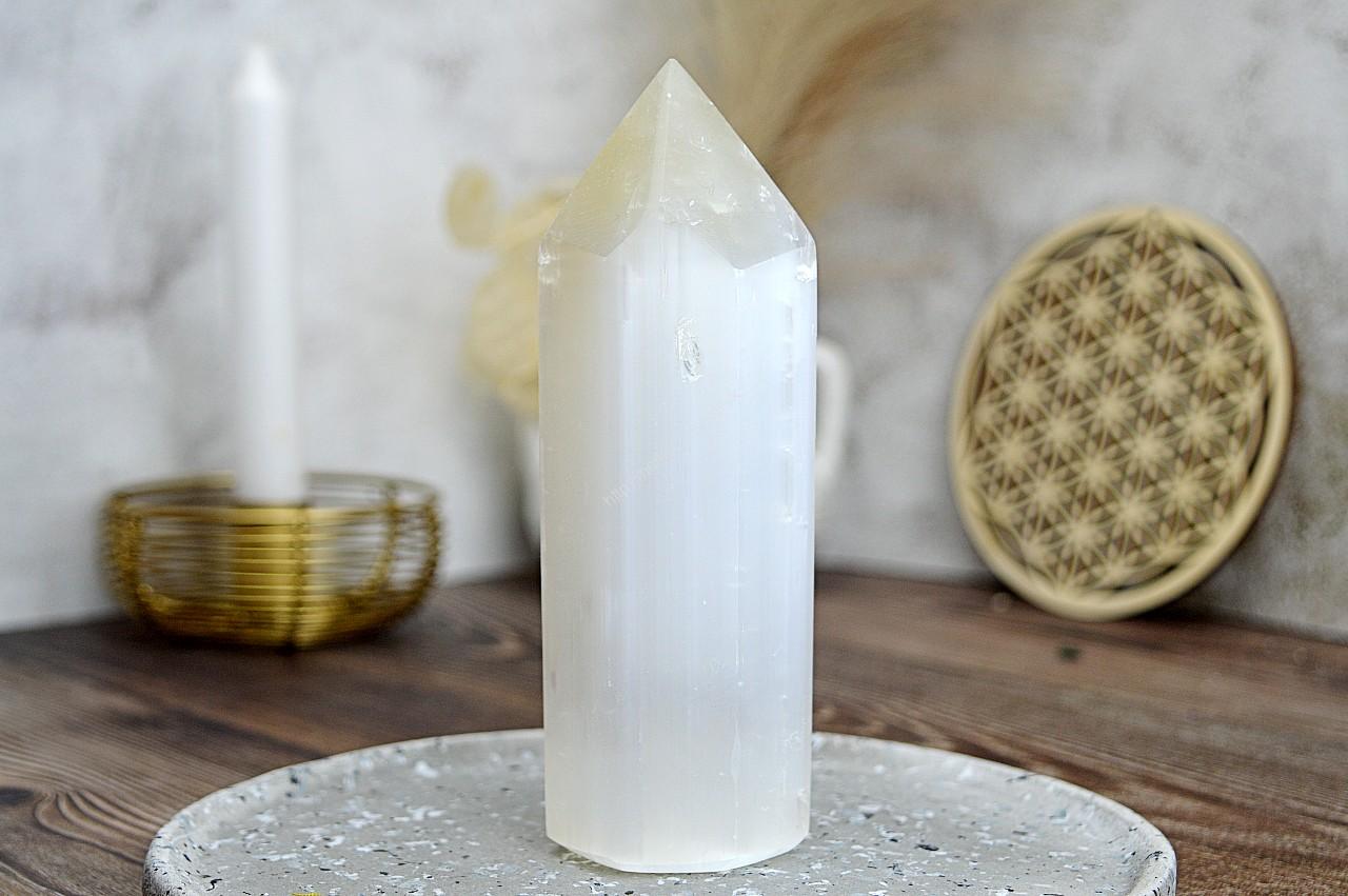 Obelisk/ Generátor jemných vibrácií SELENIT #1 - 15cm Afirmácia: Zbavujem sa veškerej negatívnej energie, ktorá mi už neslúži. 

Selenit má veľmi jemné vibrácie a pomáha pri komunikácií s Anjelmi a pôsobí na rozvoj korunnej čakry, pre napojenie na Božstvo.
Selenit podporuje životné zmeny, prečisťuje rozum, upokojuje neistotu a starosti, dodáva pokoj, posilňuje schopnosti svojho nositeľa, reguluje preťaženie a nadmerné sebavedomie, podporuje vnútorný vývoj, láskavosť a intuíciu.