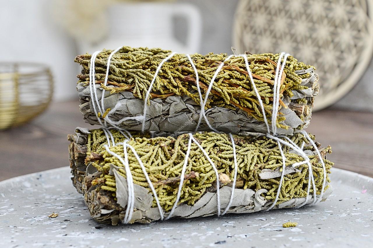 Vykurovací zväzok BIELA ŠALVIA+BORIEVKA 10cm - Očista, Ochrana, Navýšenie vibrácií, Spojenie s Intuíciou, Harmónia Biela šalvia – Kľúč k očiste a vnútornej harmónii pre teba a tvoj priestor

V každom z nás existuje energetická blokácia, ktorá nám bráni  kráčať vpred.

Biela šalvia nie je len rastlina – je to rituál, je to cesta k oslobodeniu.

Borievka (Juniperus Communis) je vysoko cenená pre svoju schopnosť prebudiť nášho ducha a zahnať negatívne myšlienky. Tiež je známa tým, že pomáha spojiť sa s intuíciou. Zväzok Borievka je považovaný za najväčšieho ochrancu duchovnej energie a pohonu, harmónie a pokoja našej duše.