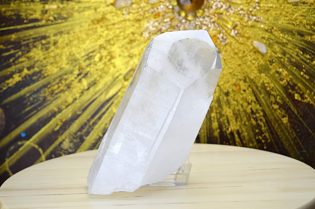 Vysoko vibračný prírodný KRIŠTÁĽOVÝ LEMURIÁN CHANELINGOVÝ hrot  #13- 2,5kg Lemuriánsky krištáľ rozširuje naše vnútorné svetlo, urýchľuje proces manifestácie, zlepšuje kvalitu života, pomáha nám napojiť sa na anjelov a duchovných sprievodcov.

Krištáľ symbolizuje svetlo na Zemi, jeho očistnú a liečivú energiu.

Channelingové kryštály sú veľmi mocné bytosti, ktoré nám pomáhajú pri napojení na zdroj a svoju vnútornú múdrosť, majú na svojej prednej strane veľké sedemstranné „čelo“ v prednom strede kryštálu a protiľahle zo zadnej strany trojuholník. Číslo sedem symbolizujuje žiaka – mystika, hľadajúceho hlbšie pravdy.

 