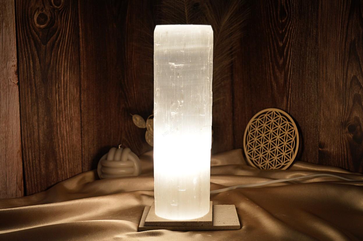 Vysokovibračná El.

Afirmácia: Zbavujem sa veškerej negatívnej energie, ktorá mi už neslúži. 

Selenit má veľmi jemné vibrácie a pomáha pri komunikácií s Anjelmi a pôsobí na rozvoj korunnej čakry, pre napojenie na Božstvo.
Selenit podporuje životné zmeny, prečisťuje rozum, upokojuje neistotu a starosti, dodáva pokoj, posilňuje schopnosti svojho nositeľa, reguluje preťaženie a nadmerné sebavedomie, podporuje vnútorný vývoj, láskavosť a intuíciu.