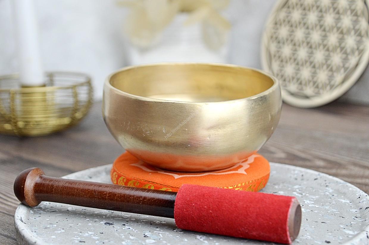 Ručne tepaná Tibetská spievajúca miska 10,5cm + gong a vankúšik Tibetská spievajúca miska, je ručne vyrobená v Indii.