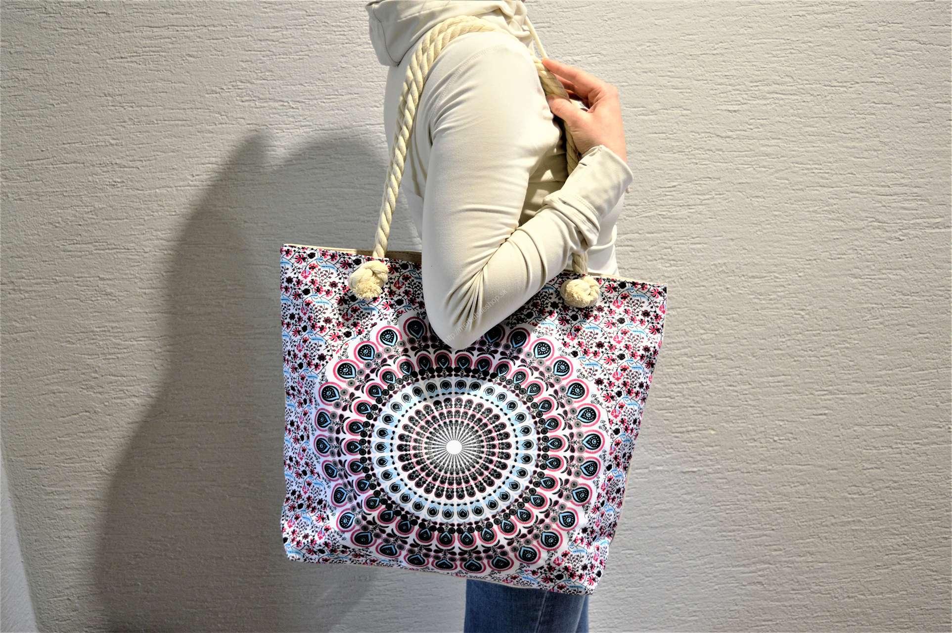 Mandala Taška s Povrazovými Ramienkami 2 Nádherná mandalová taška, ktorá vás očarí a stane sa žiarivým doplnkom každého outfitu.  Je vhodná na nákupy, do fitka, na výlety, k vode i do mesta proste kamkoľvek. 