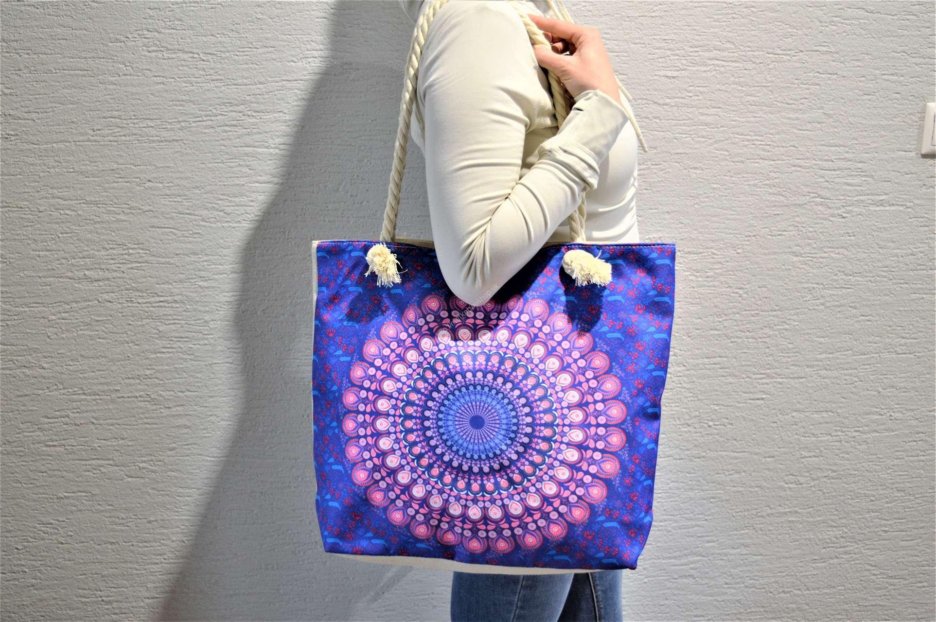 Mandala Taška s Povrazovými Ramienkami 1 Nádherná mandalová taška, ktorá vás očarí a stane sa žiarivým doplnkom každého outfitu.  Je vhodná na nákupy, do fitka, na výlety, k vode i do mesta proste kamkoľvek. 