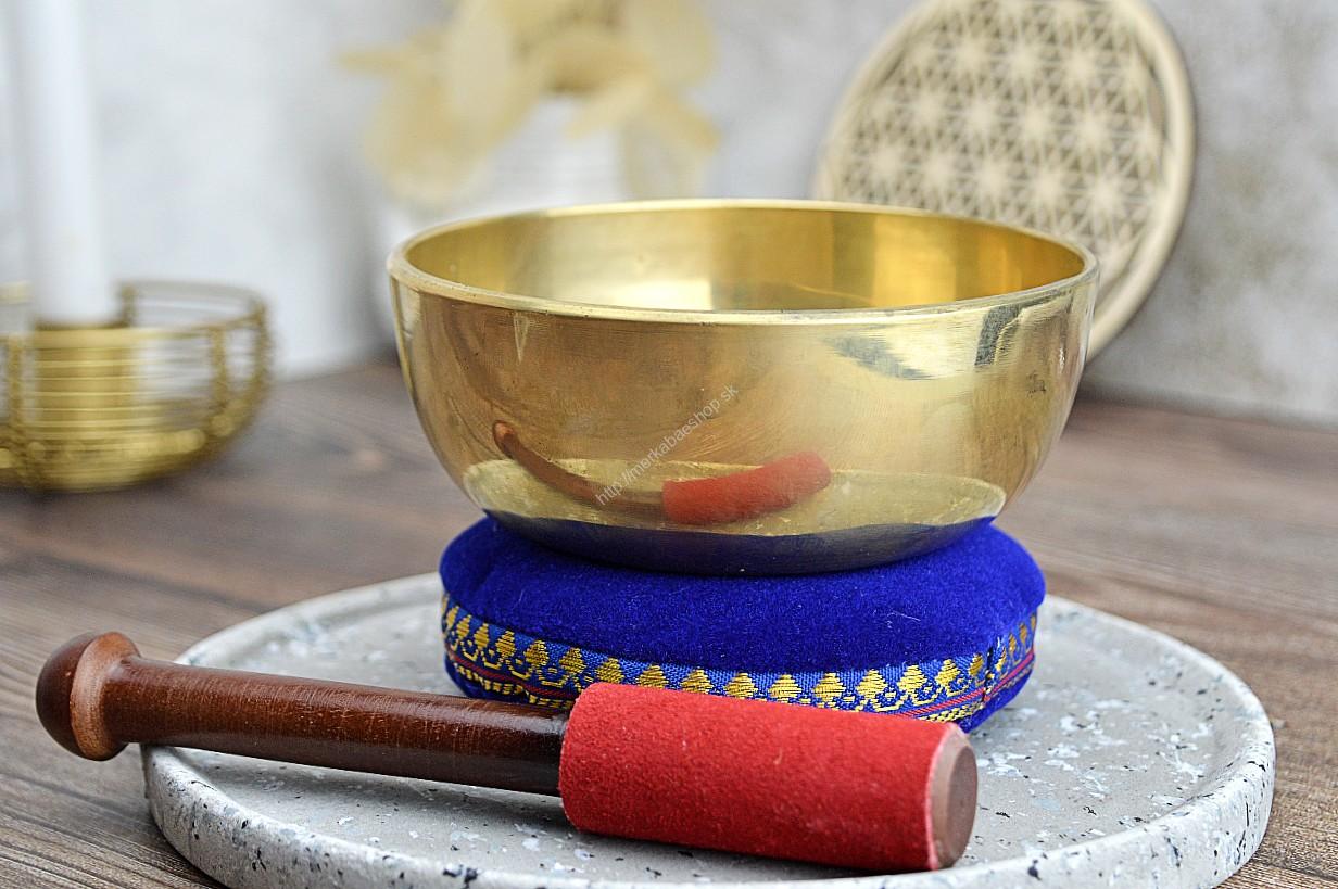 MosadznáTibetská spievajúca miska 12cm + gong a vankúšik Tibetská spievajúca miska, strojovo vyrobená v Indii.

Zvuky majú množstvo blahodarných účinkov na ľudský organizmus.  Údery na misku paličkou vydávajú zvuky , ktoréupokojujú, pomáhajú meditovať i redukovať stres a vyrovnávať čakry a priechodnosť energie medzi energetickými centrami.