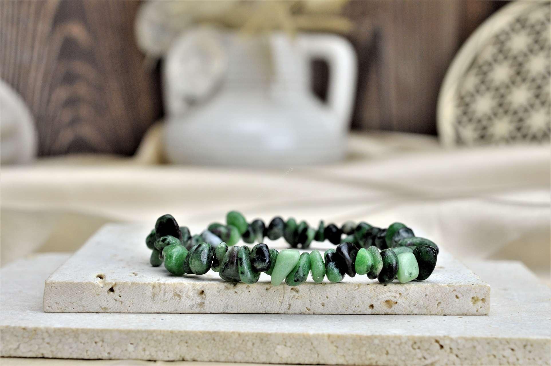 sekaný ZOISIT-RUBÍN Energia Aury, Sexuálna neuróza, Harmónia, Motivácia, Láska - Xs-15cm Afirmácia: Som vytrvalý/á vo svojom zámere a dosahujem ho s ľahkosťou. 

Rubín-zoisit je výborný vodič a znásobovač energie, ktorý dokáže energetizovať celé naše aurické pole.