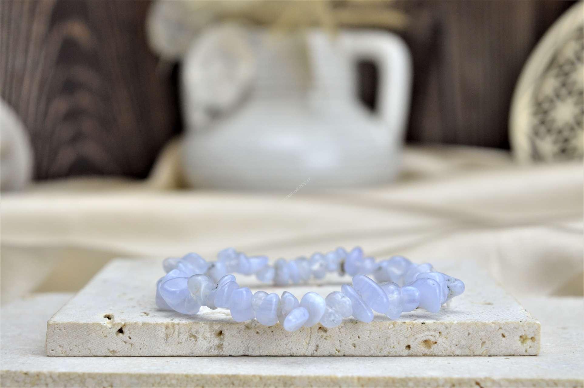 Náramok sekaný MODRÝ CHALCEDÓN - Aktivácia Hrdlovej Čakry, Tvorivosť, Premena, Komunikácia, Zaceľuje Auru - Xxl-20cm Afirmácia: Opúšťam všetko čo nedokážem ovládať a nachádzam vnútorný pokoj v tom čo môžem ovládať. 

Modrý chalcedón je kryštál podporujúci tvorivé schopnosti. Otvára myseľ, aby dokázala prijímať nové podnety a pomáha svojmu nositeľovi vyrovnávať sa s novými situáciami. Chalcedón v sebe stelesňuje duševnú prispôsobivosť a výrečnosť.