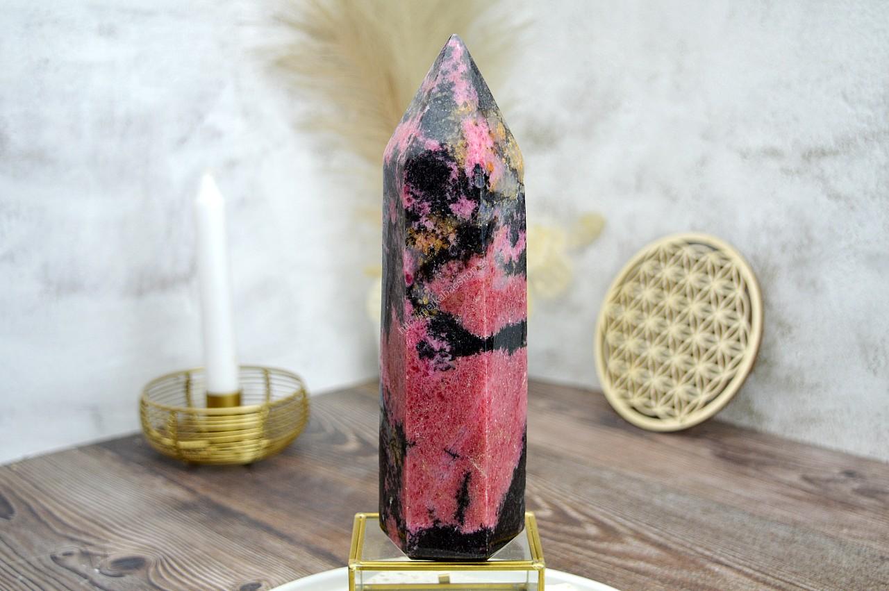 Generátor/Obelisk RODONIT #1- Láska, Šťastie, Liečenia Tráum, Sebavedomie, Sebadôvera, Sexualita- 21cm 1,25kg Afirmácia: Využívam svoje dary k naplneniu zmyslu svojej duše.

Rodonit je kameň šťastia, radosti a lásky.