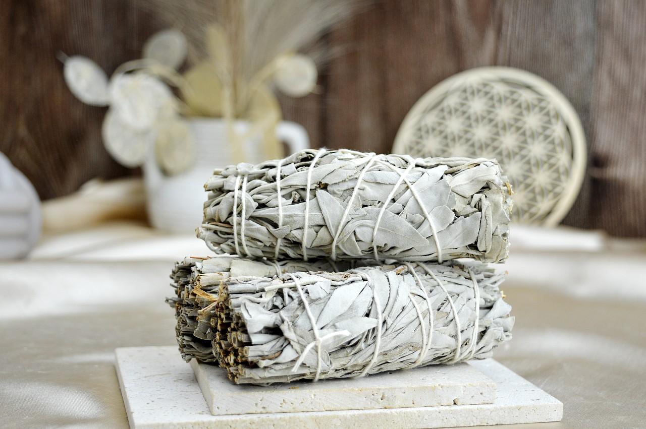 Vykurovací zväzok BIELA ŠALVIA 10cm - Očista, Ochrana, Navýšenie vibrácií Biela šalvia – Kľúč k očiste a vnútornej harmónii pre teba a tvoj priestor

V každom z nás existuje energetická blokácia, ktorá nám bráni  kráčať vpred.

Biela šalvia nie je len rastlina – je to rituál, je to cesta k oslobodeniu.