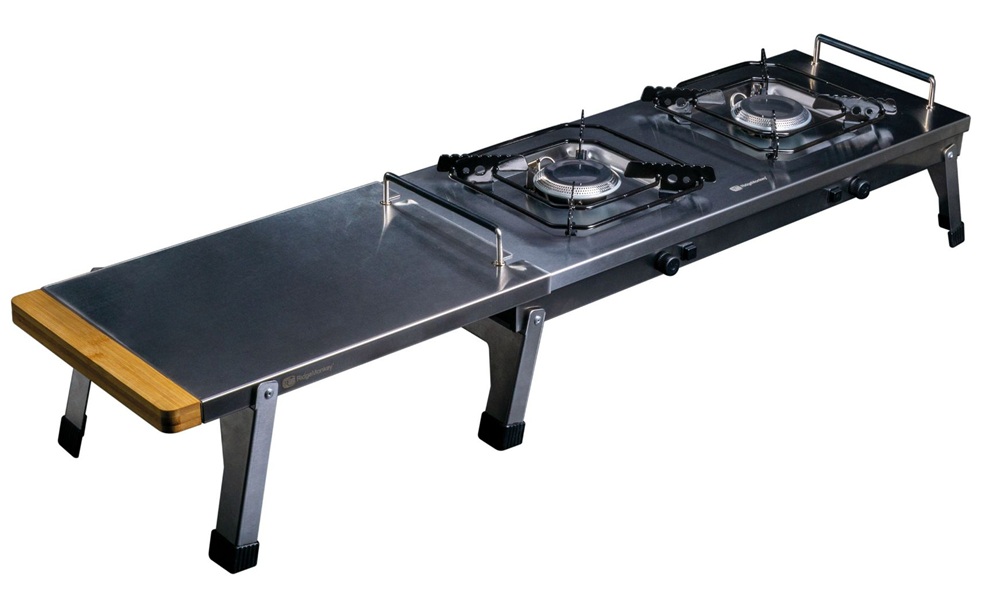 Ridgemonkey varič grilla cookstation double hob.
 Jednoduché a priame rozhranie obsahuje priamočiare tlačidlo zapaľovania a gombík ovládania plynu, čo vám umožňuje jemne nastaviť veľkosť plameňa (a teda teplotu), ktorú potrebujete na presné varenie.
 Pogumovaná podpera panvíc zaisťuje, že váš riad zostane vždy bezpečne v optimálnej polohe a bude sedieť v ľahko čistiteľnej zapustenej odkvapkávacej panvici.
 Obsah balenia: 
 •Hlavné teleso grilovacej stanice s dvojitou varnou doskou •2 x podpery pre panvice •Odkladací stolík •Prepravné puzdro 
 Vlastnosti produktu: 
 •Dva ľahko zapáliteľné a nezávisle nastaviteľné horáky •Rýchle a jednoduché použitie •Celé telo z nerezovej ocele •Dvojité sklopné rukoväte s gumovou rukoväťou •Odnímateľný nerezový bočný stolík •Priestorovo úsporný skladací mechanizmus • Gumové nôžky na nohách a opierke panvice •Vrátane ochranného puzdra s vreckami na panvice 
 Rozmery: 
 Grill CookStation: 
 •Zložený: 635 mm x 250 mm x 65 mm • Stojan (s podporou panvice): 635 mm x 250 mm x 200 mm 
 Bočný stolík: 
 •Zložený: 380 mm x 250 mm x 30 mm • Stojan: 380 mm x 250 mm x 160 mm 
 Hmotnosť: 
 •Grill CookStation dvojplatnička: 3,5 kg •Odkladací stolík: 900 g 
 Technické špecifikácie: 
 •Konektor: EN417, pre použitie so zmesou ULPG bután-propán •Rozsah prevádzkového tlaku: 0,5-5bar • Menovitý tepelný príkon: 8,2 kW (netto) 8,8 kW (brutto) 597 g/h