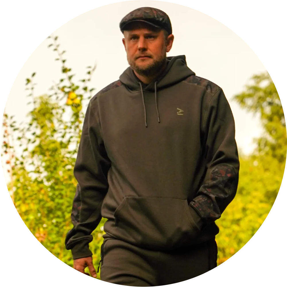 One more cast mikina splash camo hoodie - xl.
 Do každého kusu sú precízne všité panely nášho ikonického vzoru SPLASH CAMO, ktoré vytvárajú vyvážený, moderný vzhľad a zároveň vzdávajú poctu dedičstva OMC SplashCamo.
 Zloženie materiálu je len polovica príbehu.
 Vyrobené zo zmesi 34% bavlny a 66% polyesteru, mikina aj tepláky ponúkajú mäkký dotyk, ale zároveň odolnosť a tvarovú stálosť, akú život vonku vyžaduje.
 Akonáhle ju oblečiete, nebudete ju chcieť zložiť.