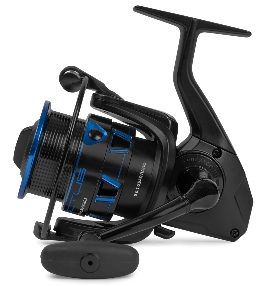 Preston innovations navijak invictus reel 520.
 Tieto navijaky sú k dispozícii v troch univerzálnych veľkostiach - 320, 420 a 520 - a sú navrhnuté tak, aby zvládli najrôznejšie rybárske situácie na rôznych revíroch as rôznymi metódami.
 Veľkosti a použitie navijakov: 
 •320: Ideálne pre kratšie hody do 40m.
 Kľúčové vlastnosti: 
 •Odolné, nárazuvzdorné grafitové telo •Precízne opracovaná hliníková cievka •Mikronastaviteľná predná brzda pre citlivé nastavenie •Hladký a spoľahlivý prevodový systém •Vysoko kvalitný kovový klip pre väčšiu odolnosť •Dizajn s jednoduchou kľučkou pre pohodlné použitie •Cievky s optimalizovanou kapacitou vlasca •Ľahké, kompaktné telo pre ľahkú manipuláciu