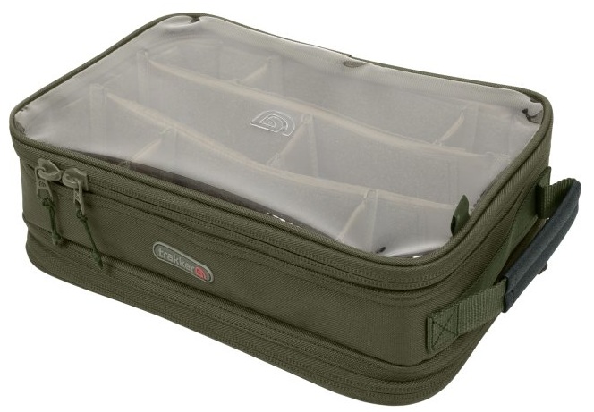 Trakker puzdro na bižutériu nxg tackle & rig pouch.
 Predviazané náväzce až do dĺžky 28 cm je možné uložiť na EVA dosku s rozmermi 30×20 cm, ktorá obsahuje špendlíky na zaistenie vašich náväzcov.
 Odolné dvojité zipsy pre ľahký prístup, taška je vyrobená z pevnej n-dura látky a navyše má peračník rukoväť pre ľahké prenášanie.
 Vlastnosti produktu: •veľkokapacitný peračník na kaprársku bižutériu a náväzce s priehľadnými PVC vekami •EVA doska na náväzce je vybavená špendlíkmi pre ich uchytenie •vnútorné, prispôsobiteľné deliče v hornej časti pre lepšiu organizáciu •priehľadné vnútorné vrecko z PVC na zips •odolné zipsy •pevná n-dura látka •integrovaná rukoväť 
 Technické parametre: •Rozmery (D x Š v V): 33×22×10 cm •Hmotnosť: 0,4 kg •Materiál: Polyester