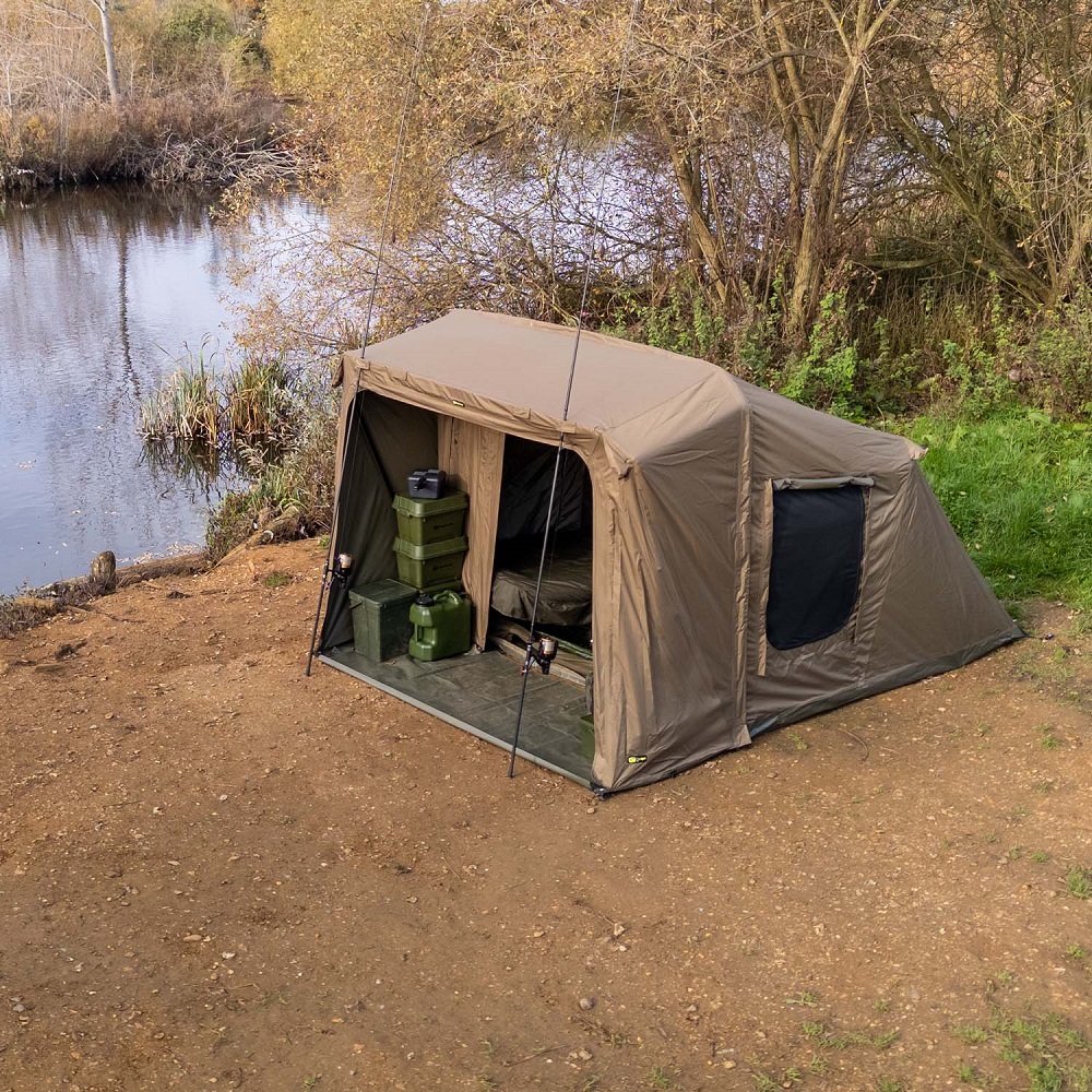 Ridgemonkey bivak escape xf2 standard v2 2 man bivvy.
 Vylepšené prvky, ako je predný štít proti kondenzácii, viac možností dverí (vrátane PVC variantu) a rozdelenie na dve samostatné transportné tašky, zvyšujú jeho flexibilitu a komfort.
 Rozmery: 
 •Vonkajšie: 1900 mm (výška) × 2400 mm (šírka) × 2400 mm (hĺbka) + 800 mm presah 
 •Vnútorné (s vloženou kapsulou): 1800 mm (výška) × 2300 mm (šírka) × 2250 mm (hĺbka) + 800 mm presah 
 •Zložený stav: 2000 mm (dĺžka) × 420 mm (šírka) × 220 mm (hĺbka) 
 Hmotnosť: 
 •Hlavná konštrukcia bivaku (vrátane prepravnej tašky): 27,5 kg 
 •Príslušenstvo (vrátane prepravnej tašky): 14,5 kg