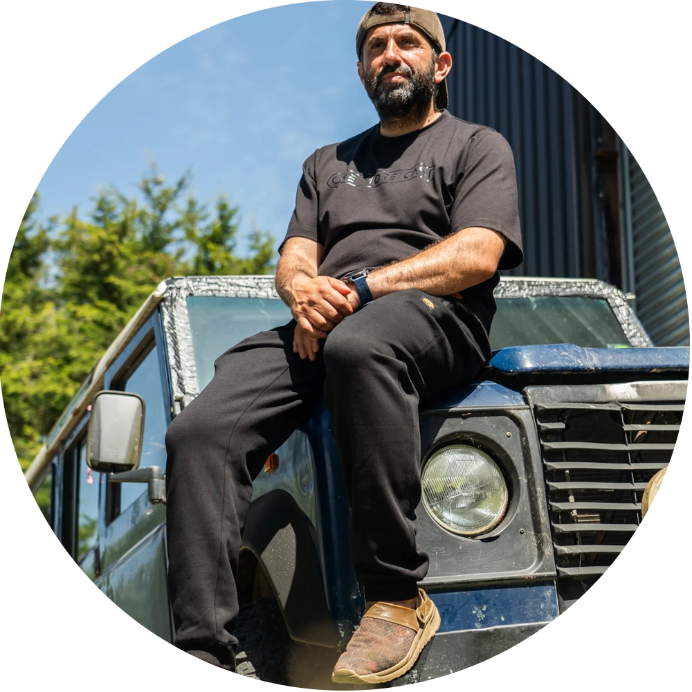 One more cast tepláky date knight jogger - l.
 Vlastnosti: •k dispozícii vo veľkostiach S až 4XL •farba: čierna •skvele padnúci strih •guma na koncoch nohavíc •bočné vrecká na zips •jednoduché zadné vrecko na zips •elastický pás •šnúrka na dotiahnutie v páse •lesklý One More Cast nápis na zadnom vrecku •unikátny One More Cast našitý label pod ľavým vreckom •materiál: 72% polyester, 28% bavlna