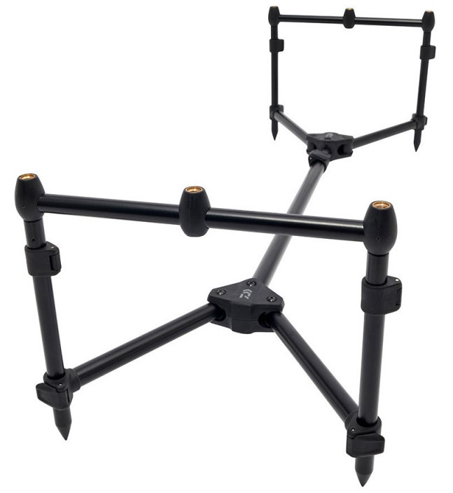 Daiwa stojan na 3 prúty black widow low level 3 rod pod.
 Dodáva sa v transportnej taške