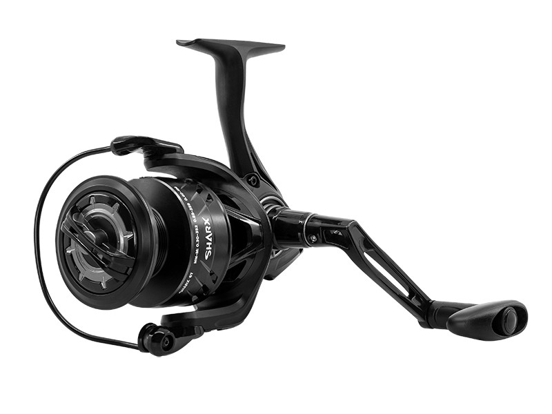 Delphin navijak sharx 4t.
 Veľkosti 3T a 4T disponujú prevodovým pomerom 5.2:1 a sú ideálnym spoločníkom pri prívlači, feederi alebo plávanej.
 Navijak sa už v základe predáva s karbónovými podložkami brzdy.
 K pevnému a pohodlnému uchopeniu je kľučka osadená pogumovaným madlom, ktoré uľahčí zdolávanie aj tých najbojovnejších úlovkov.
 Decentný dizajn s prvkami pripomínajúcimi žraločie čeľuste presvedčí každého lovca, že v rukách drží ten správny navijak na trofejné úlovky.
 Technické parametre: •Kapacita základnej cievky mm/m: 0.18/340, 0.20/270, 0.22/225